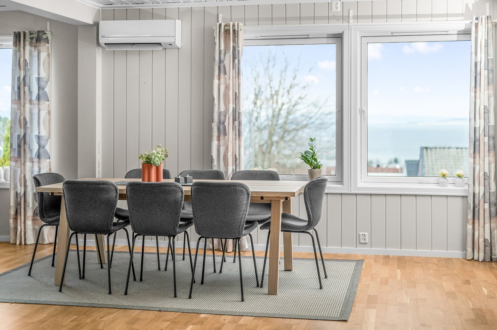 God plass til egen spisestue. Galleribilde
