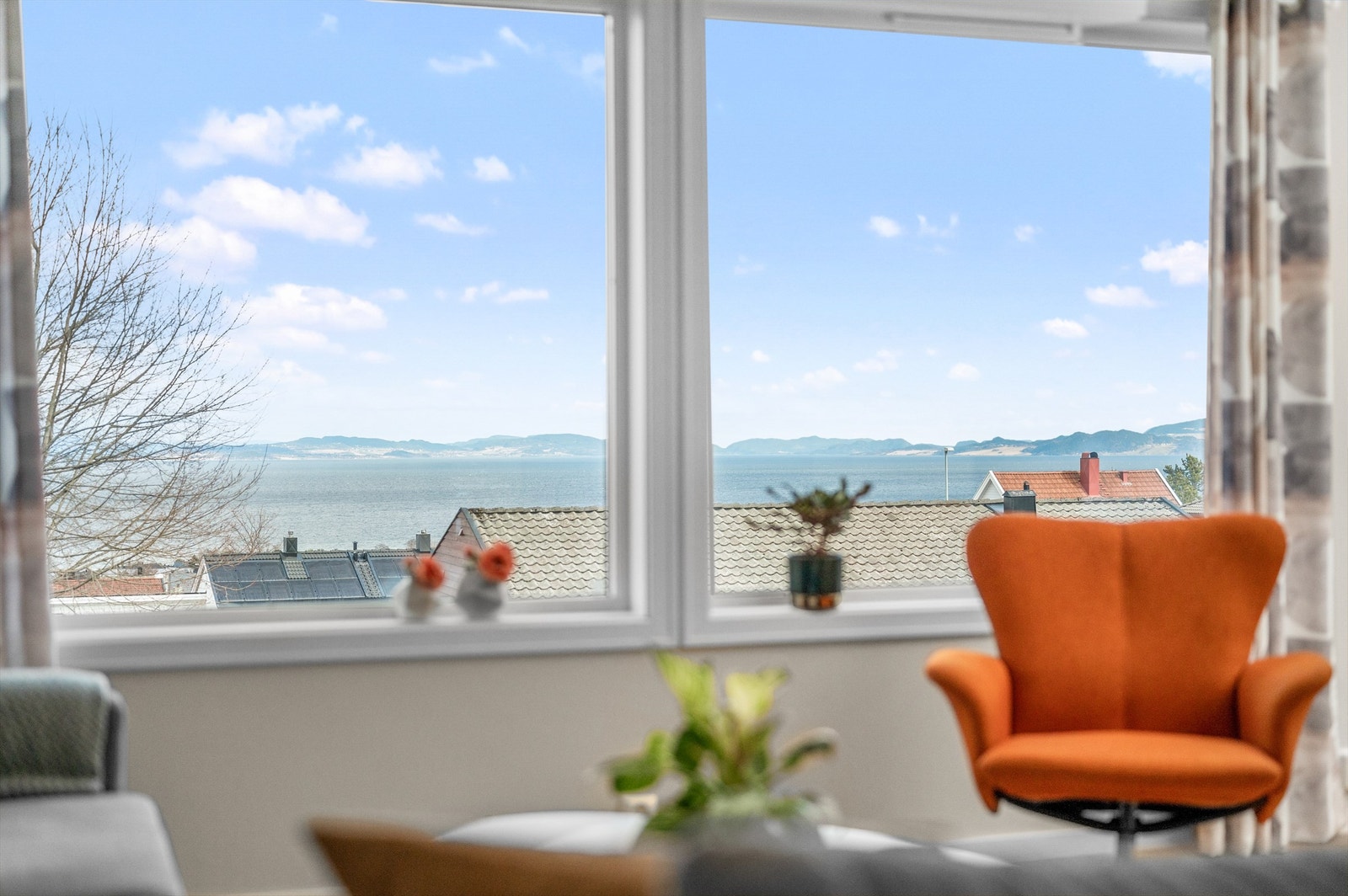 Nydelig utsikt over Trondheimsfjorden fra stuen. Galleribilde