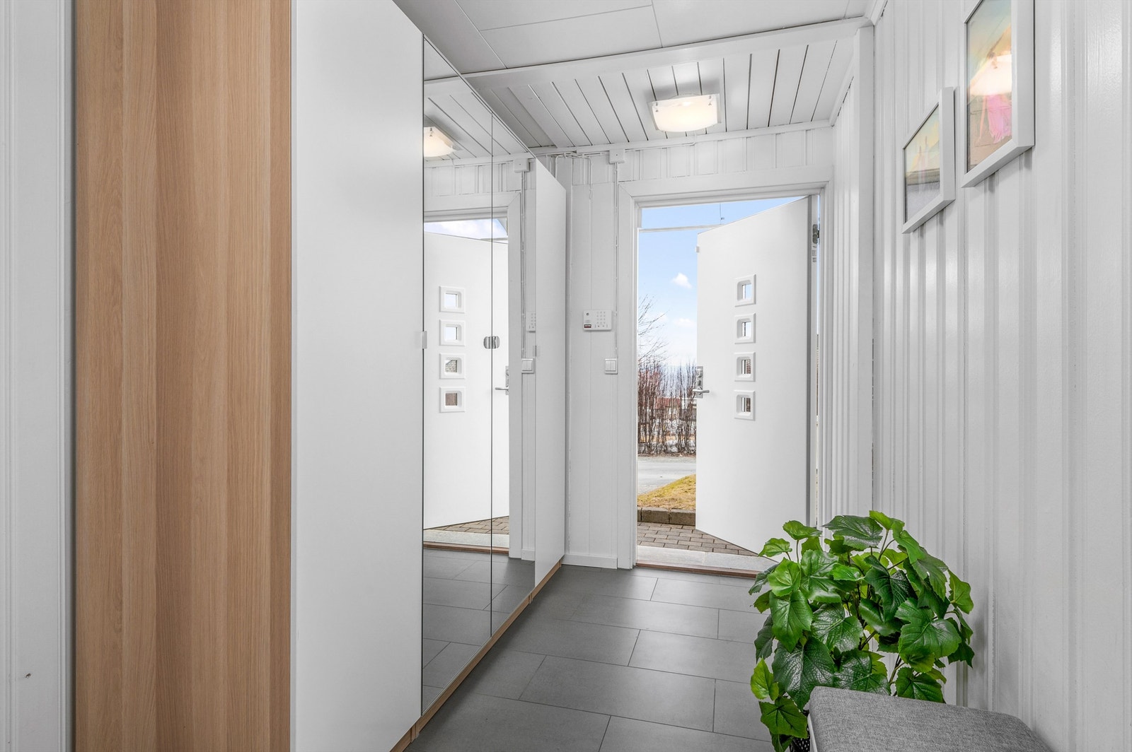 Inngangspartiet og gangen er på 16 kvm, og har godt med lagringsplass i skyverdørsgarderobe. Galleribilde