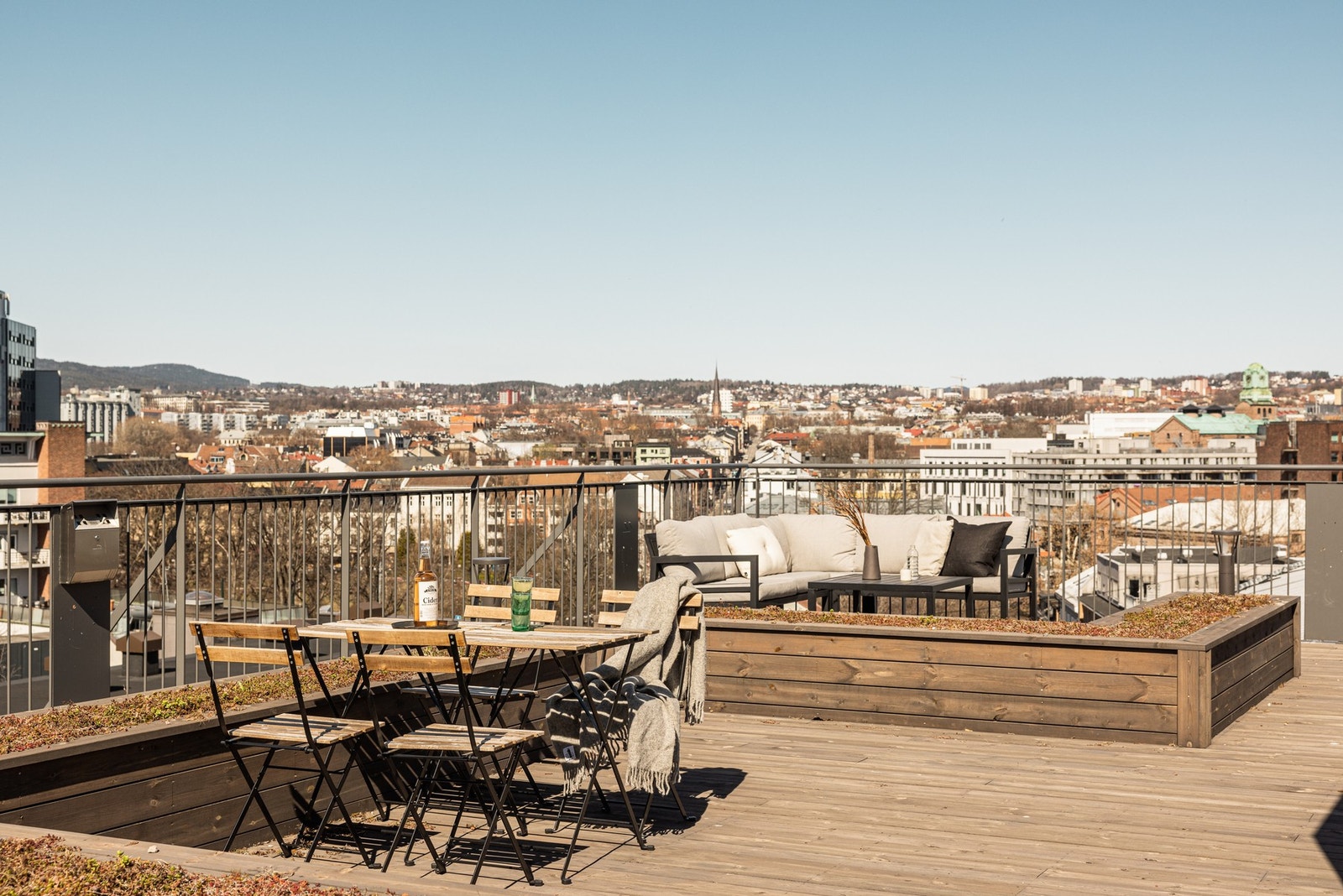 Terrassene er designet av Snøhetta, hvor uteplassene stod ferdig 2022. Galleribilde