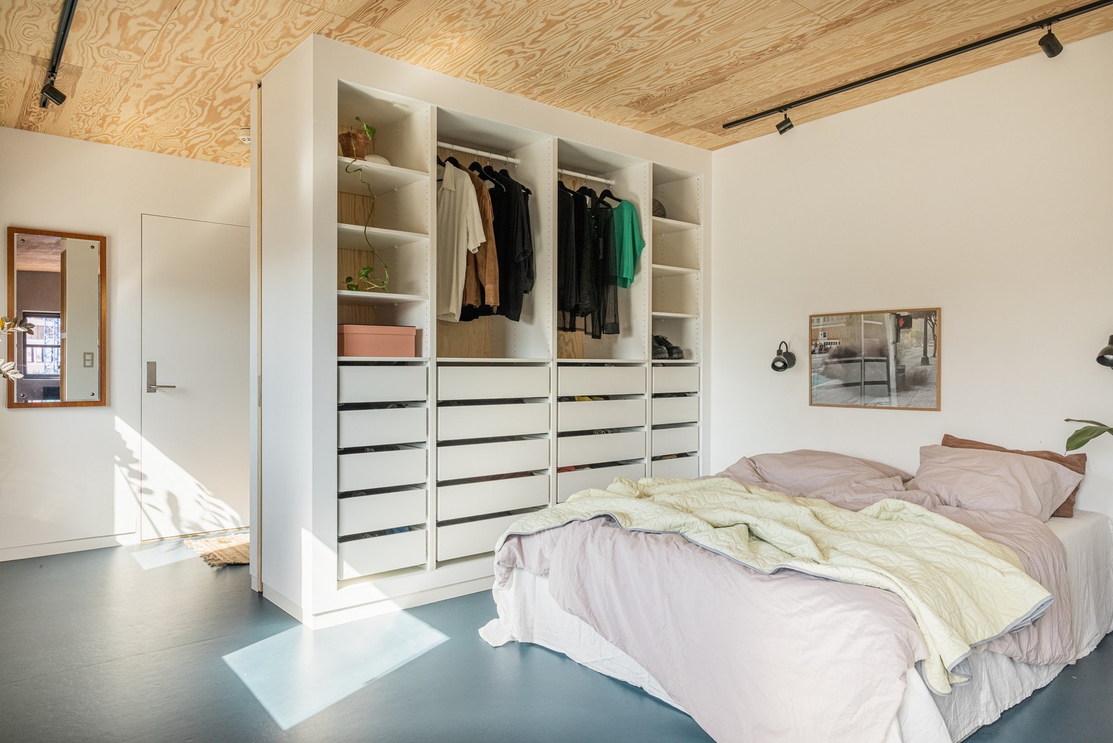 Flott hovedsoverom med åpen adkomst. Velintegrert skyvedør inn til omkledningsrom Galleribilde