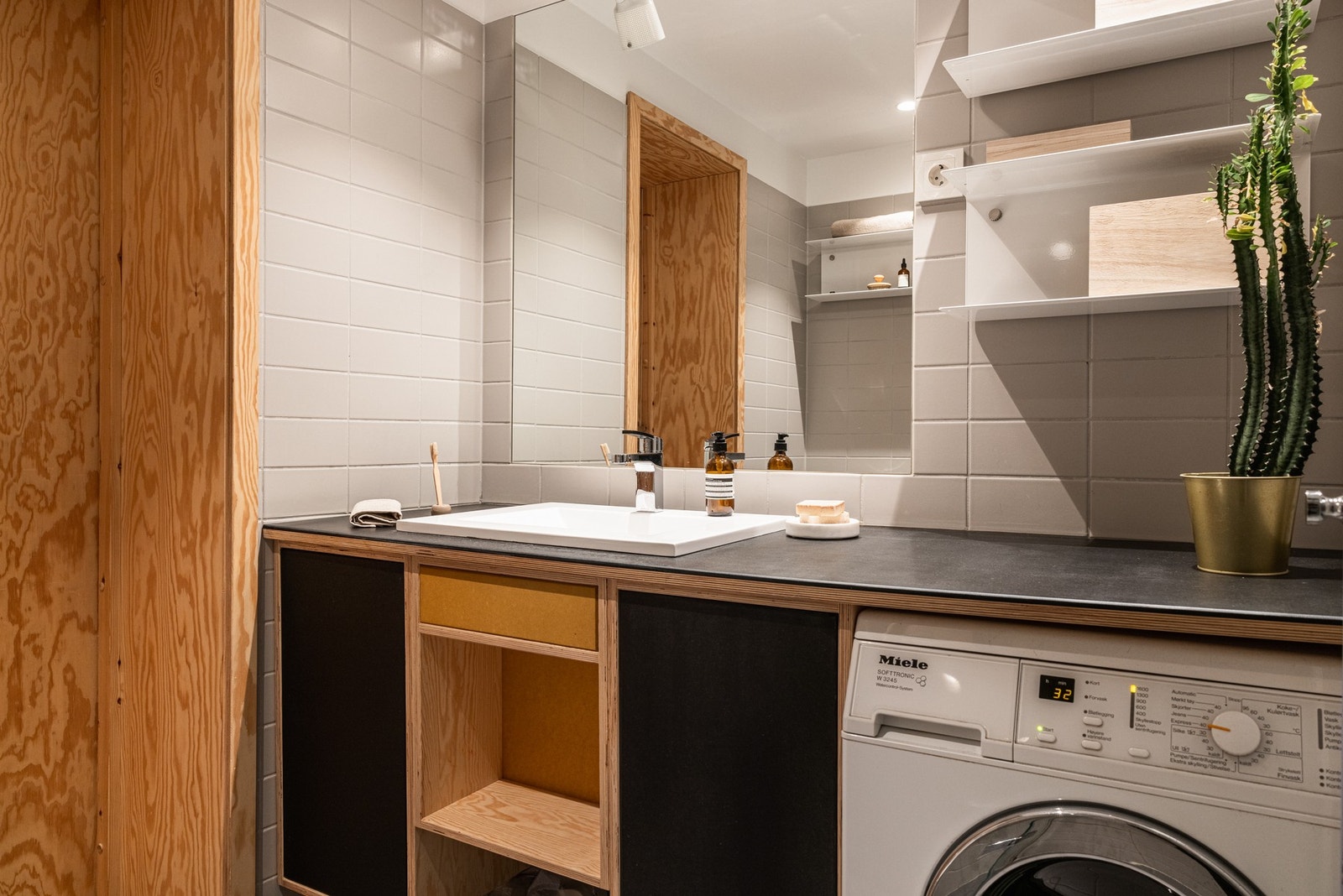 Plassbygget løsning med rom for vaskemaskin. Galleribilde