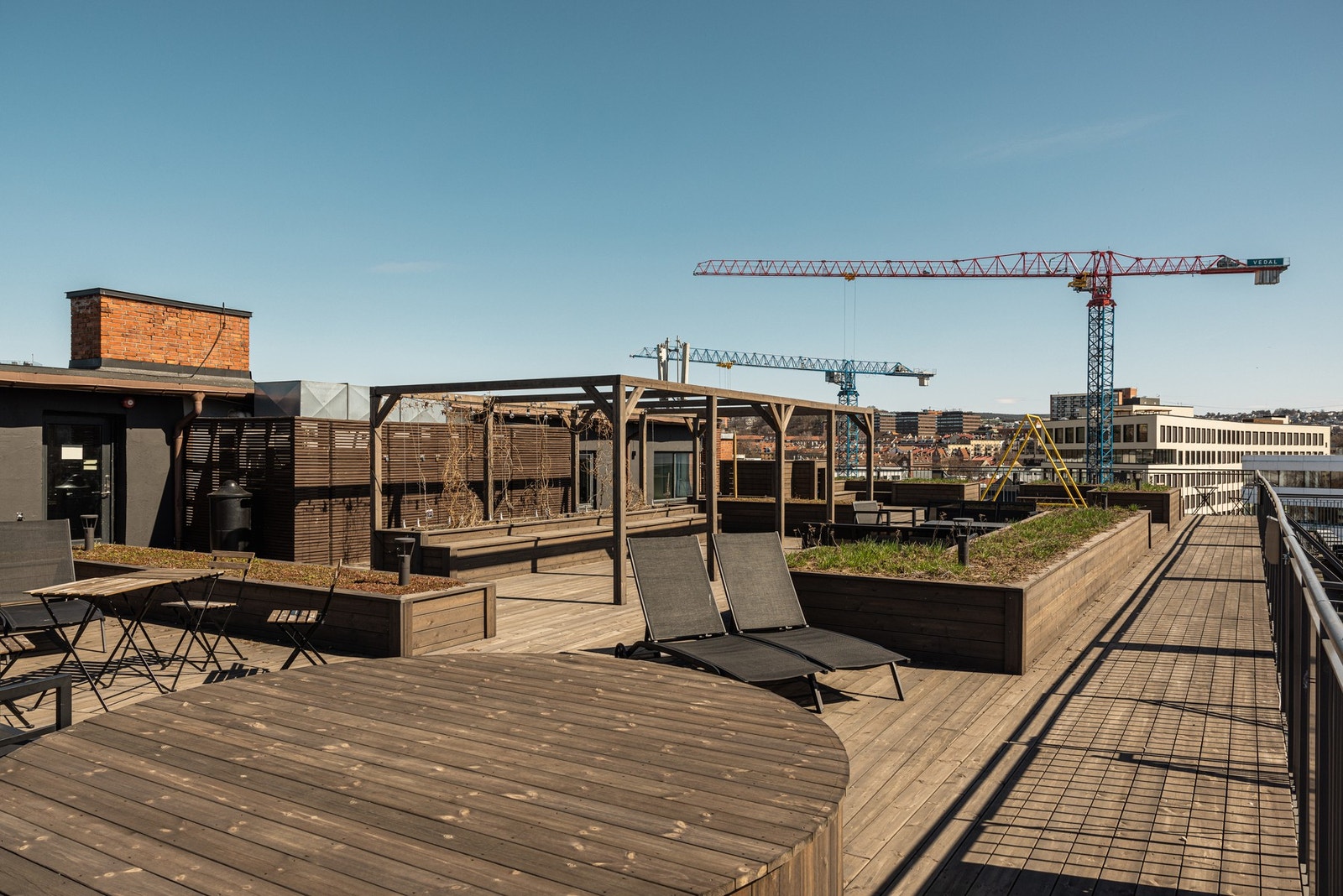 Åpent og luftig. Hyggelige plantekasser med frodig beplantning sommerstid. Galleribilde