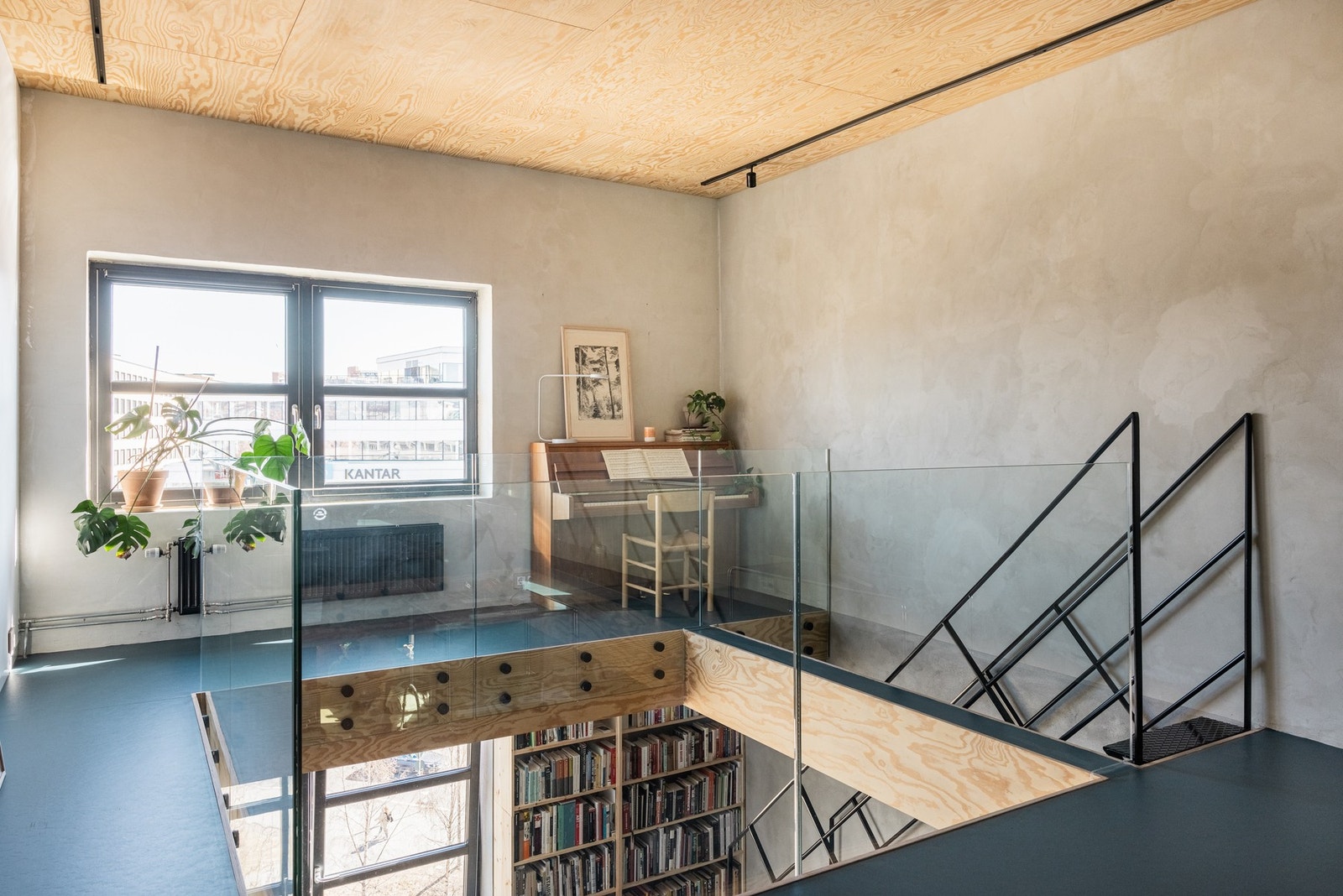 Romslig galleri med plass til både piano og kontor. Galleribilde