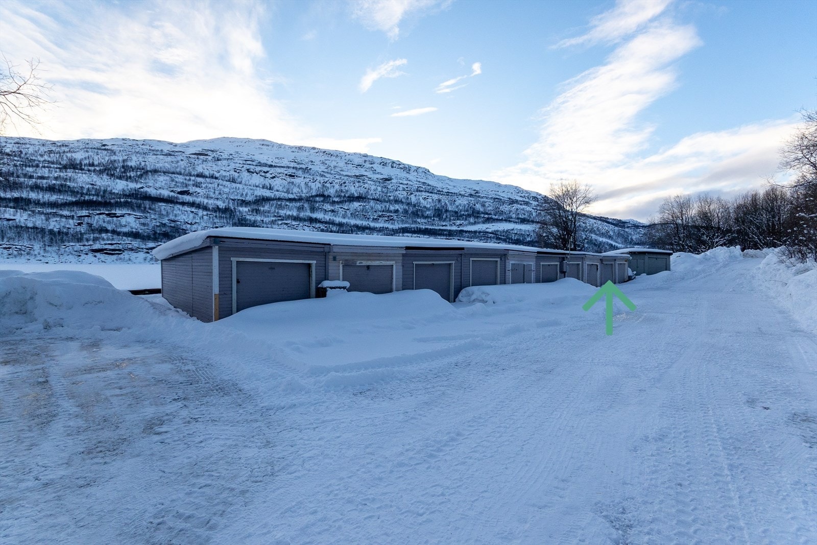Garasje i rekke- nest siste port Galleribilde