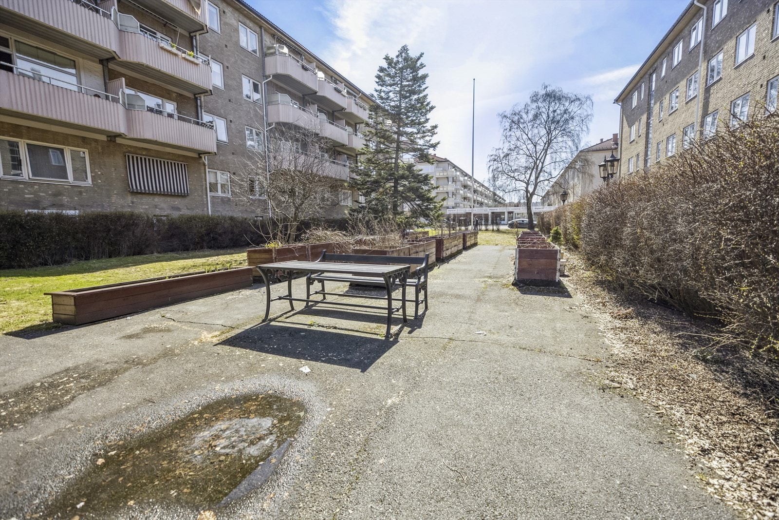 Felles bakgård med sittegrupper for beboere. Galleribilde