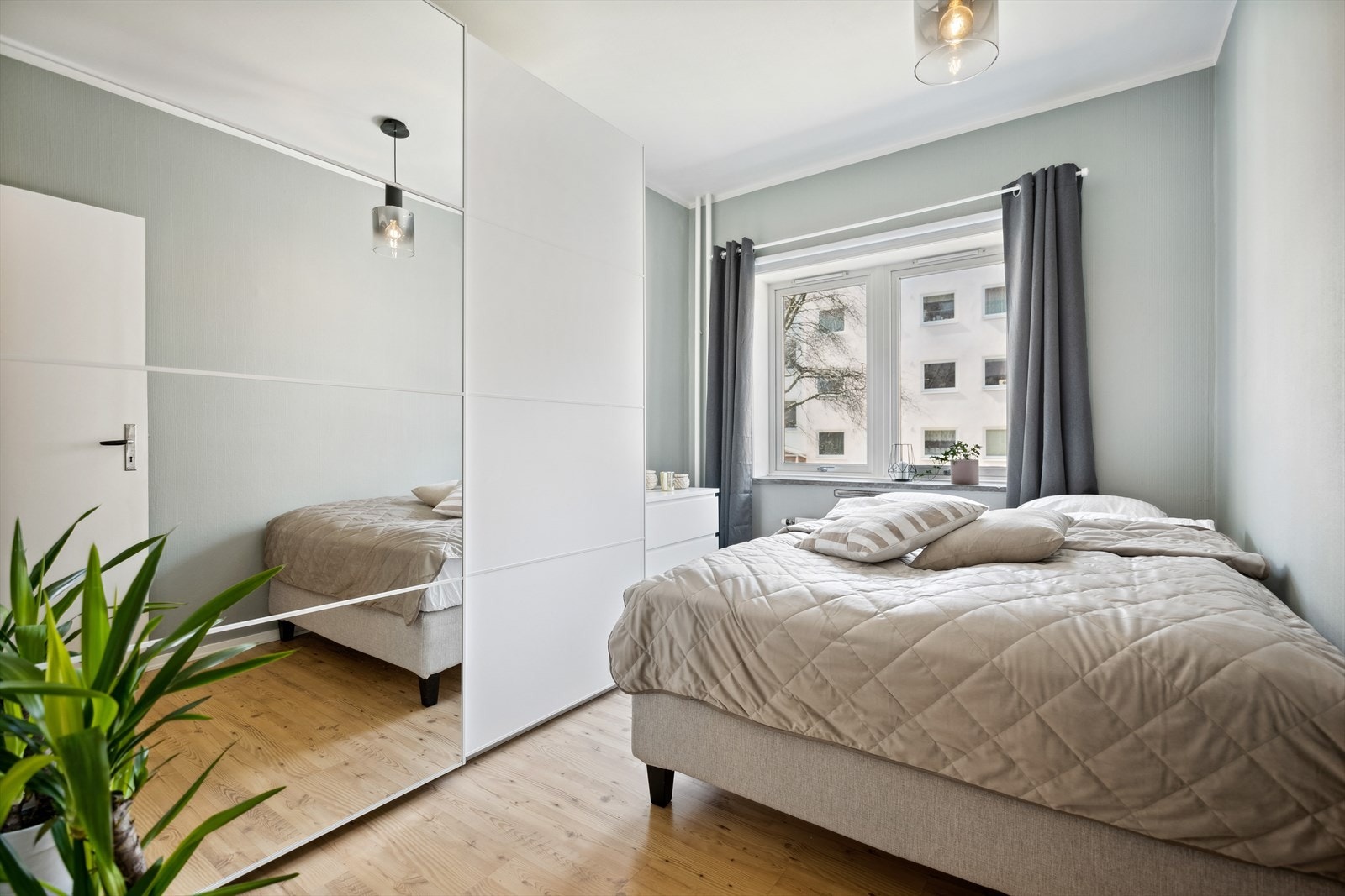 Soverommet er av god størrelse og har plass til dobbeltseng og øvrige møblement. Galleribilde