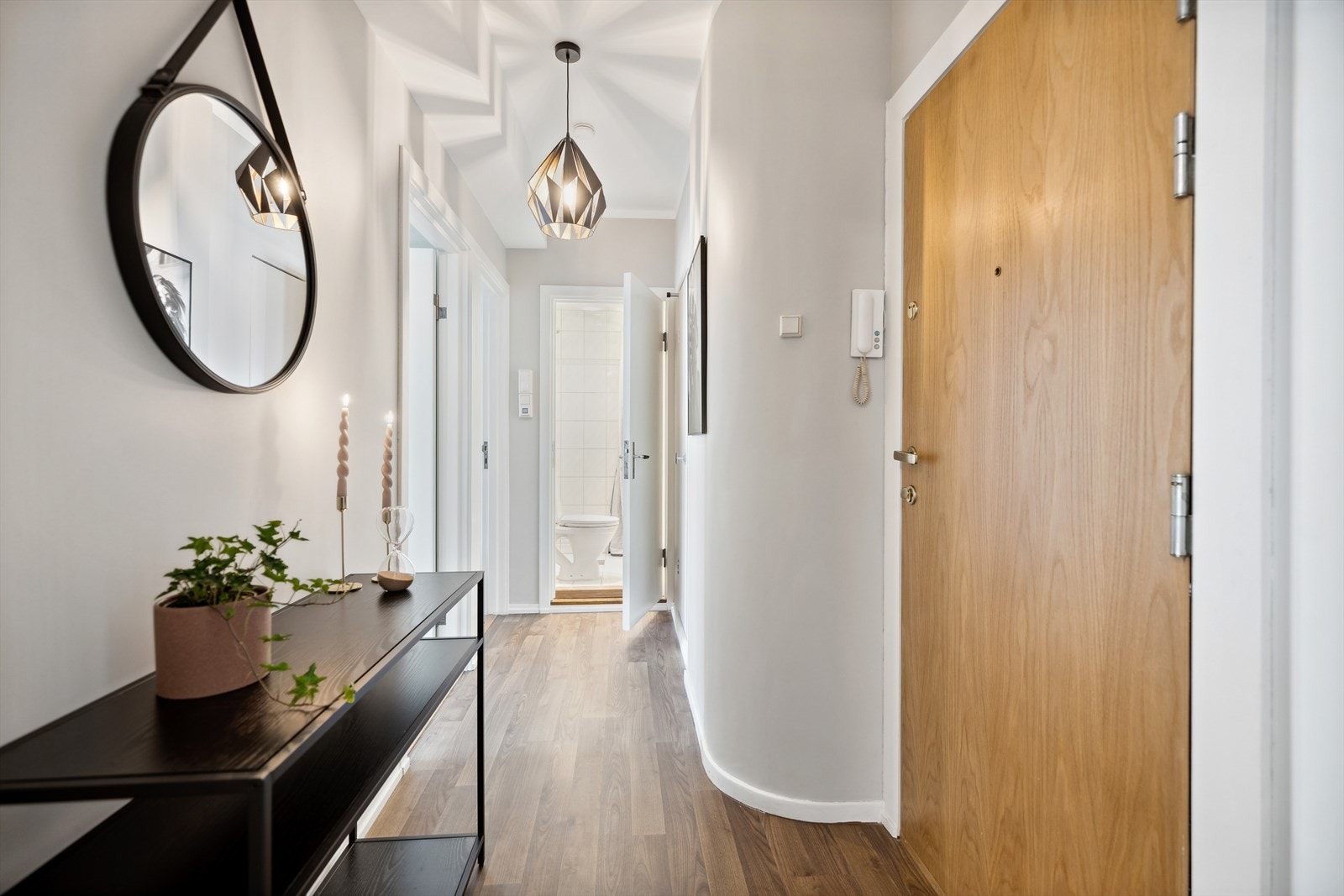 Velkommen inn til en lys og innbydende entré med plass til yttertøy og sko i plassbygget skap. Galleribilde