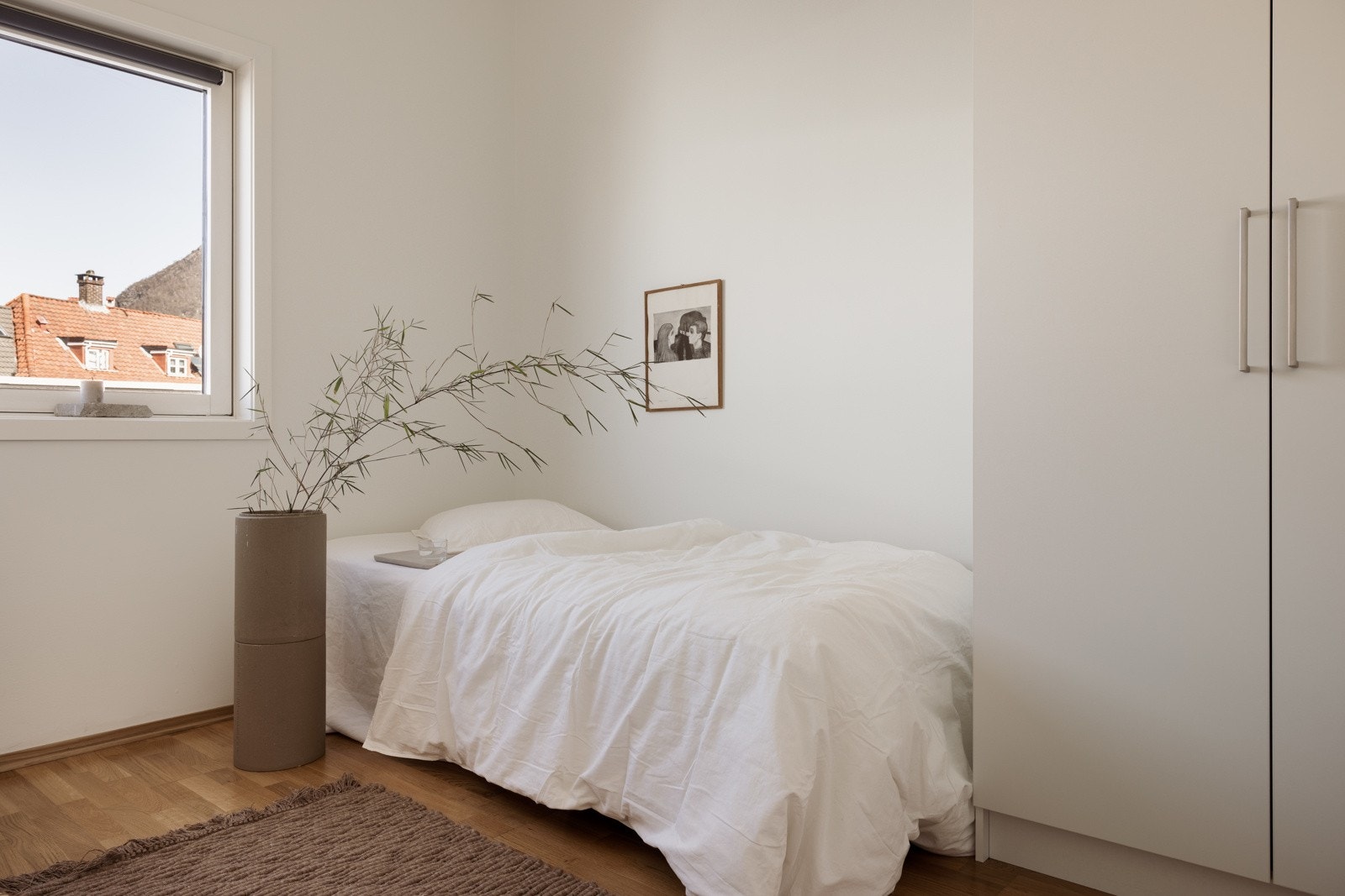 Her kan det møbleres med dobbeltseng og gardrrobeskap på begge rom. Galleribilde