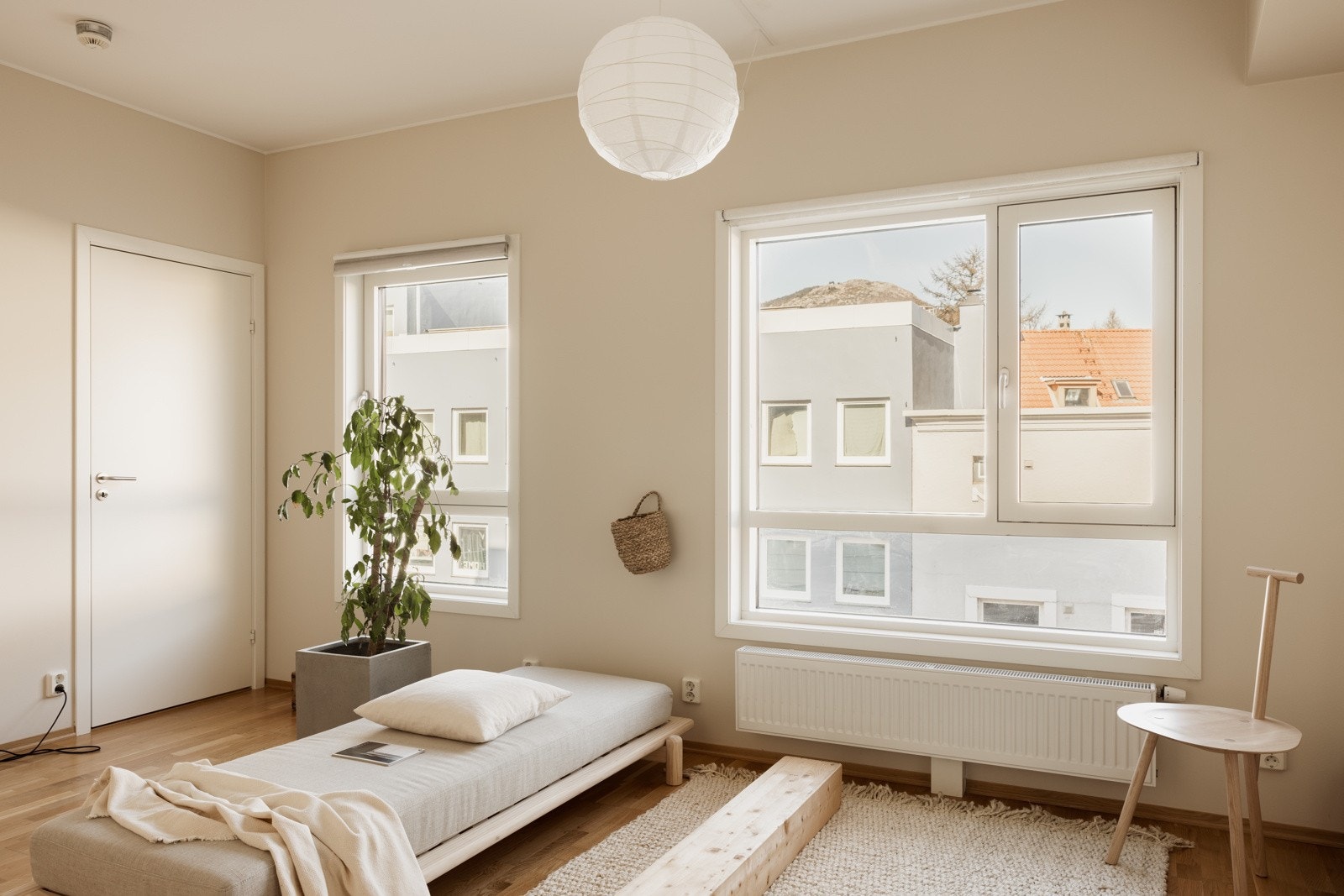 De store vinduene gir rikelig med dagslys og flott utsikt opp mot Ulriken. Galleribilde