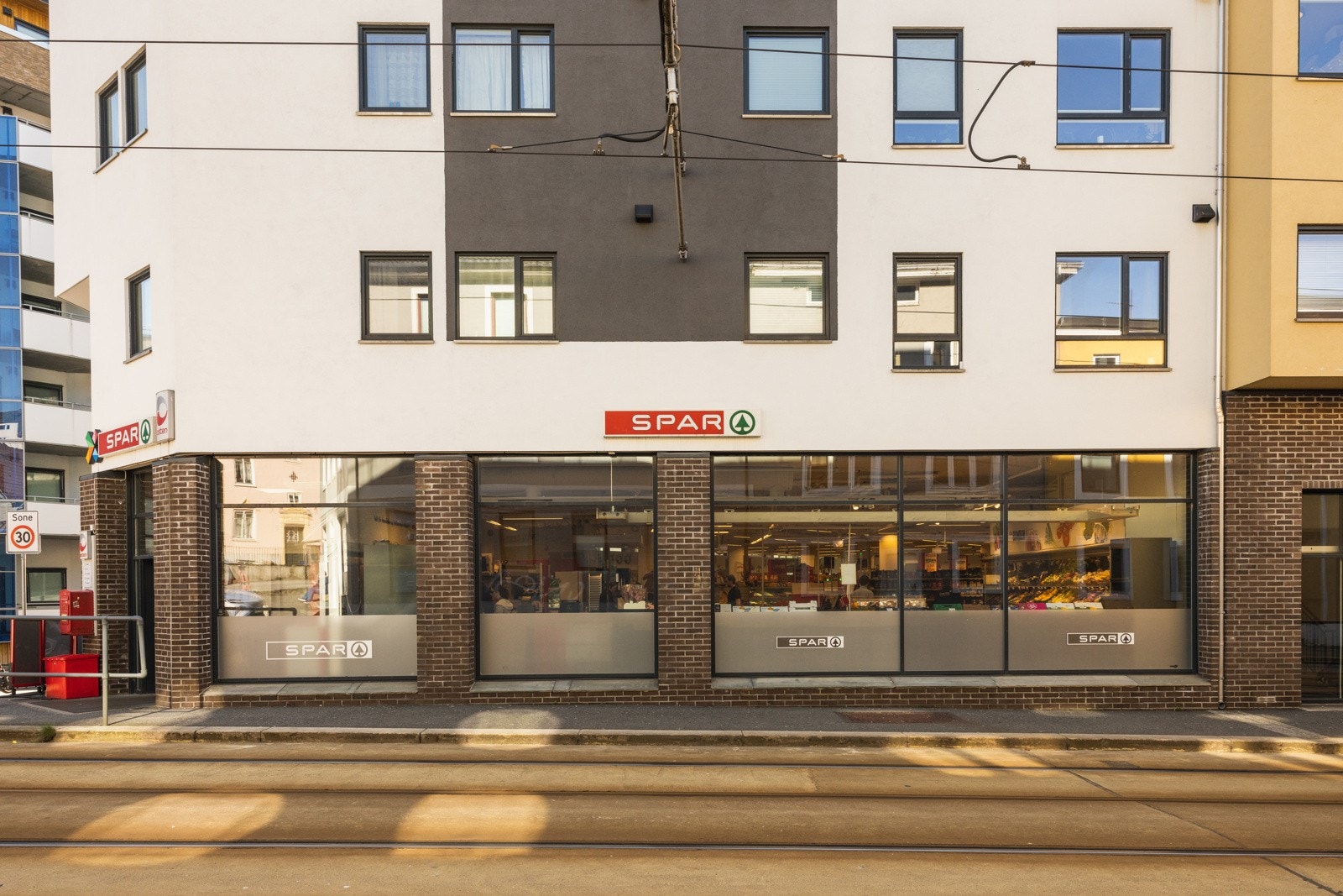 Dagligvarebutikken Spar er kun et steinkast unna leiligheten. Butikken kan by på bakevarer og ferskvaredisk. Galleribilde