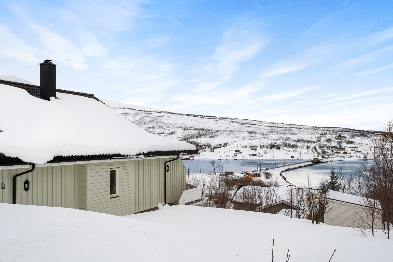 Eneboligen ligger flott til i rolige omgivelser i Nord-Lenangen