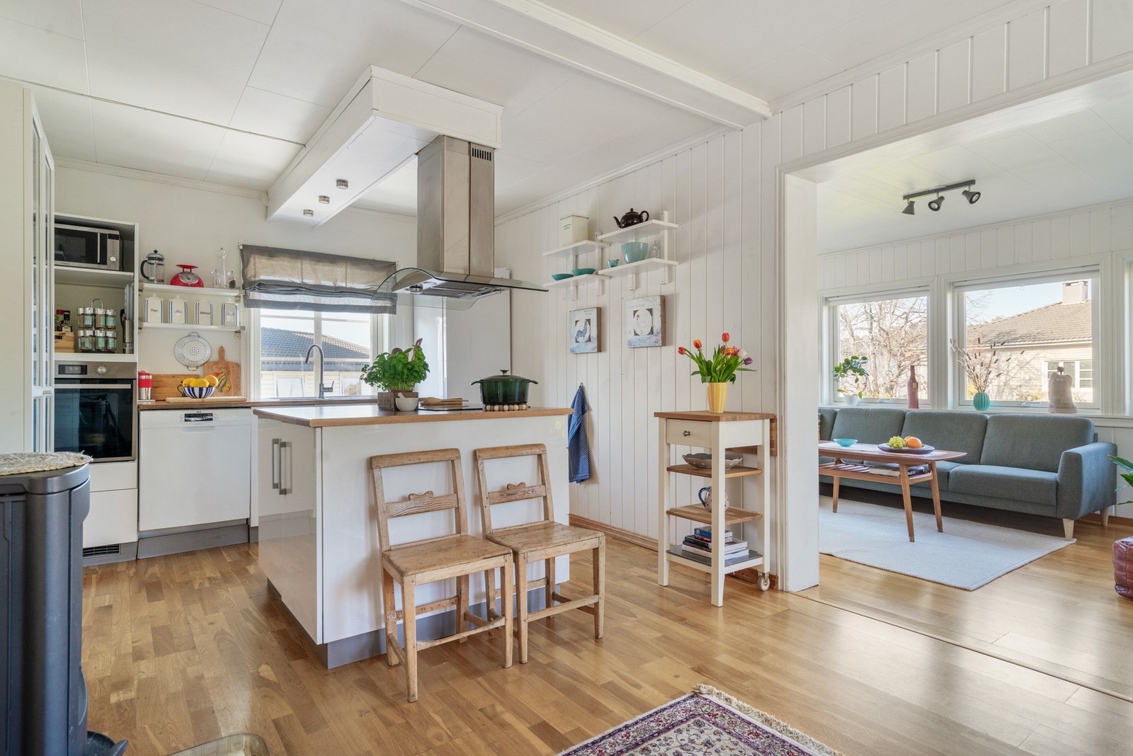 Kjøkkeninnredning fra 2006, de fleste hvitevarer nye i 2021-22. Galleribilde