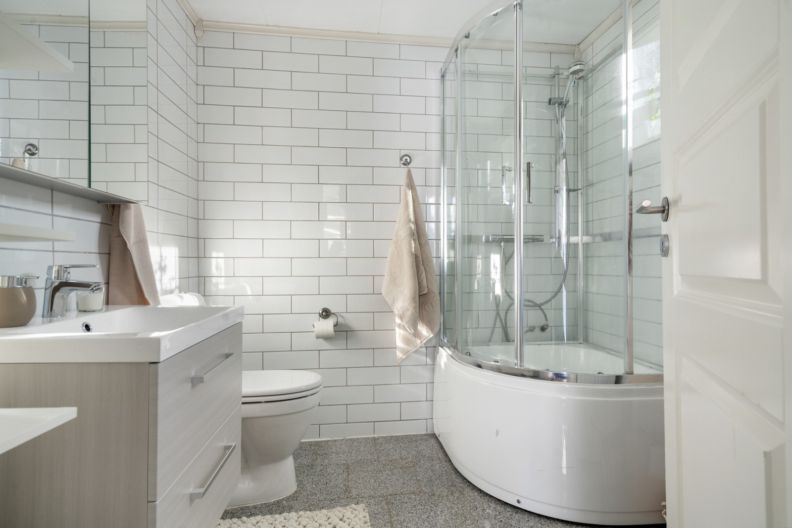 Badet ligger i 1.etg, her er det også opplegg til vaskemaskin. Galleribilde