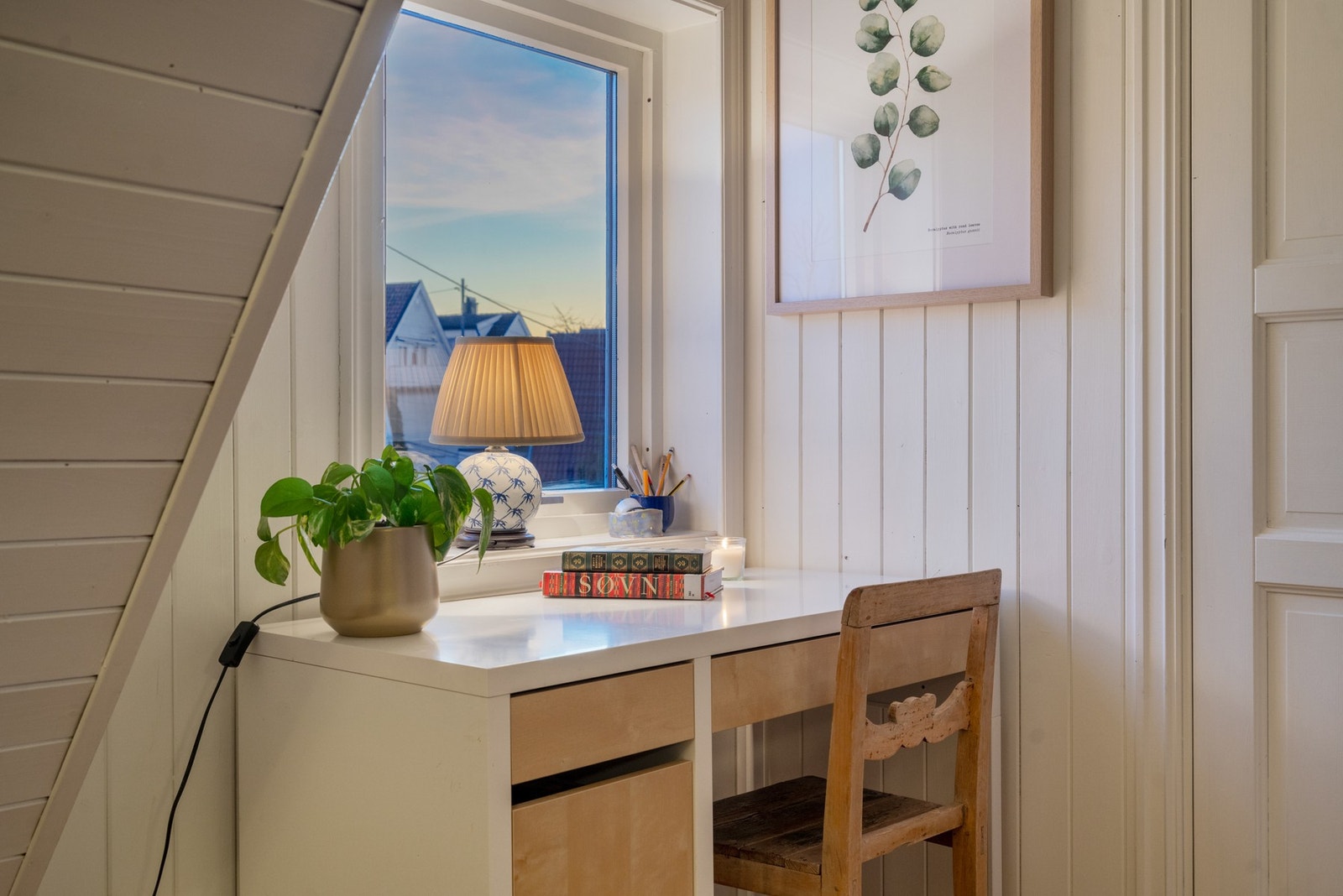 I gangen i 2.etg er det plass til en liten hyggelig kontorkrok Galleribilde