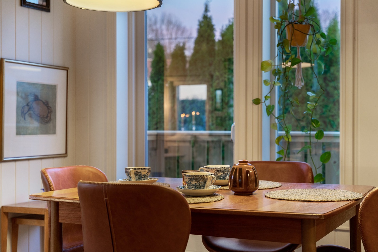 Fra spisestuen er det utgang til en romslig terrasse Galleribilde