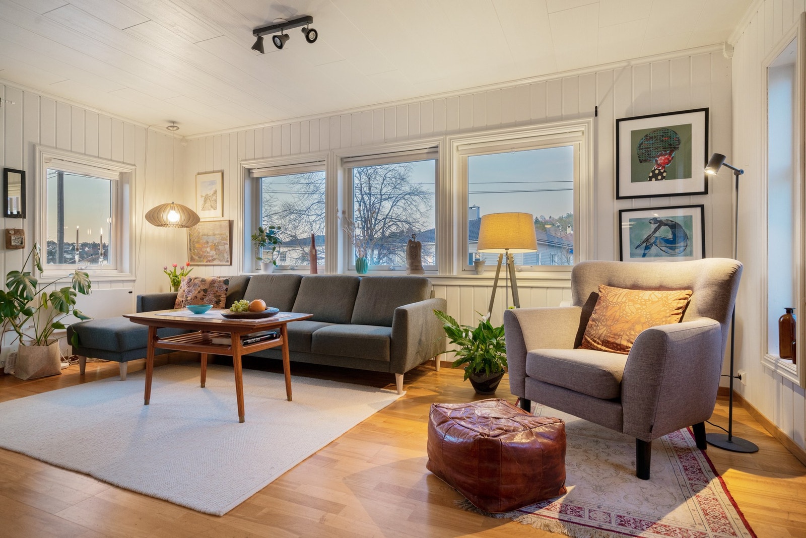 Stue med utgang til terrasse mot vest. Galleribilde