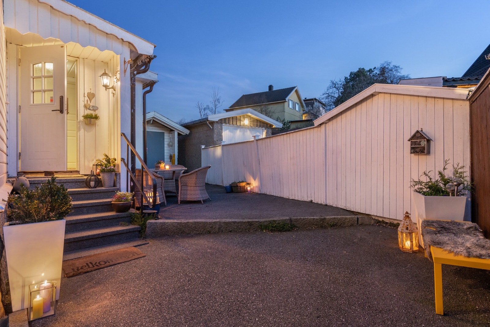 I tillegg til et hyggelig inngangsparti med uteplass er det terrasser på to sider for maks utnyttelse av solforhold. Galleribilde