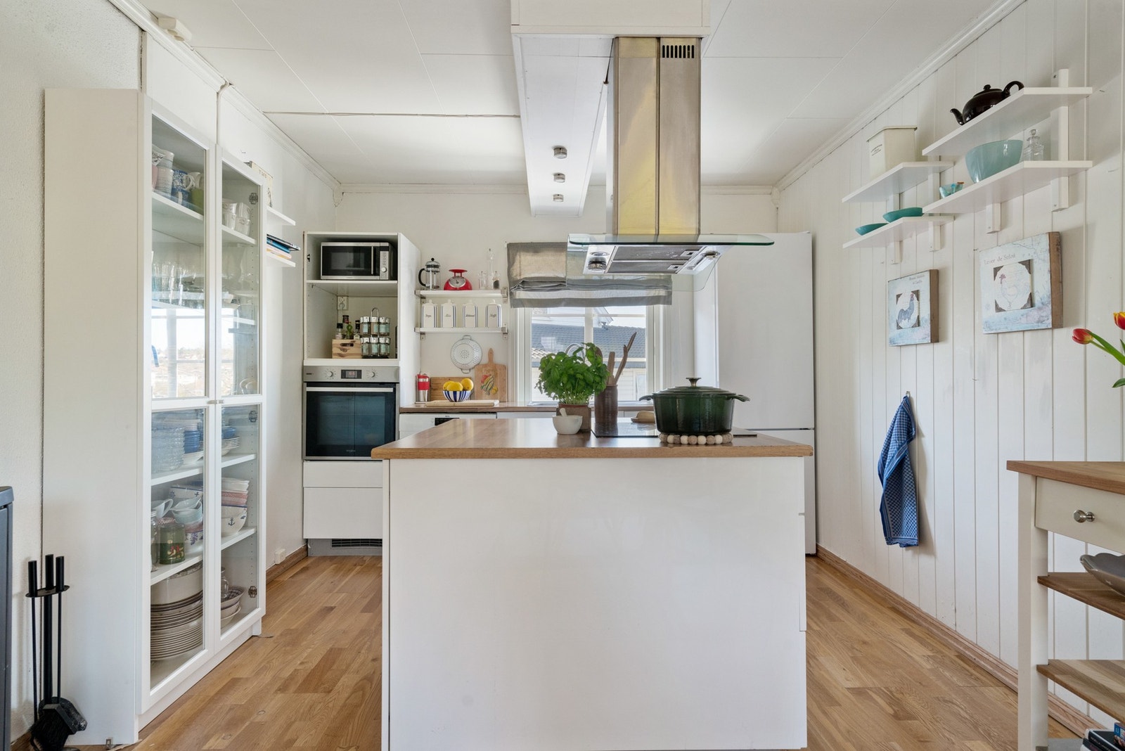 Praktisk kjøkkenøy for mer skap- og benkeplass. Galleribilde