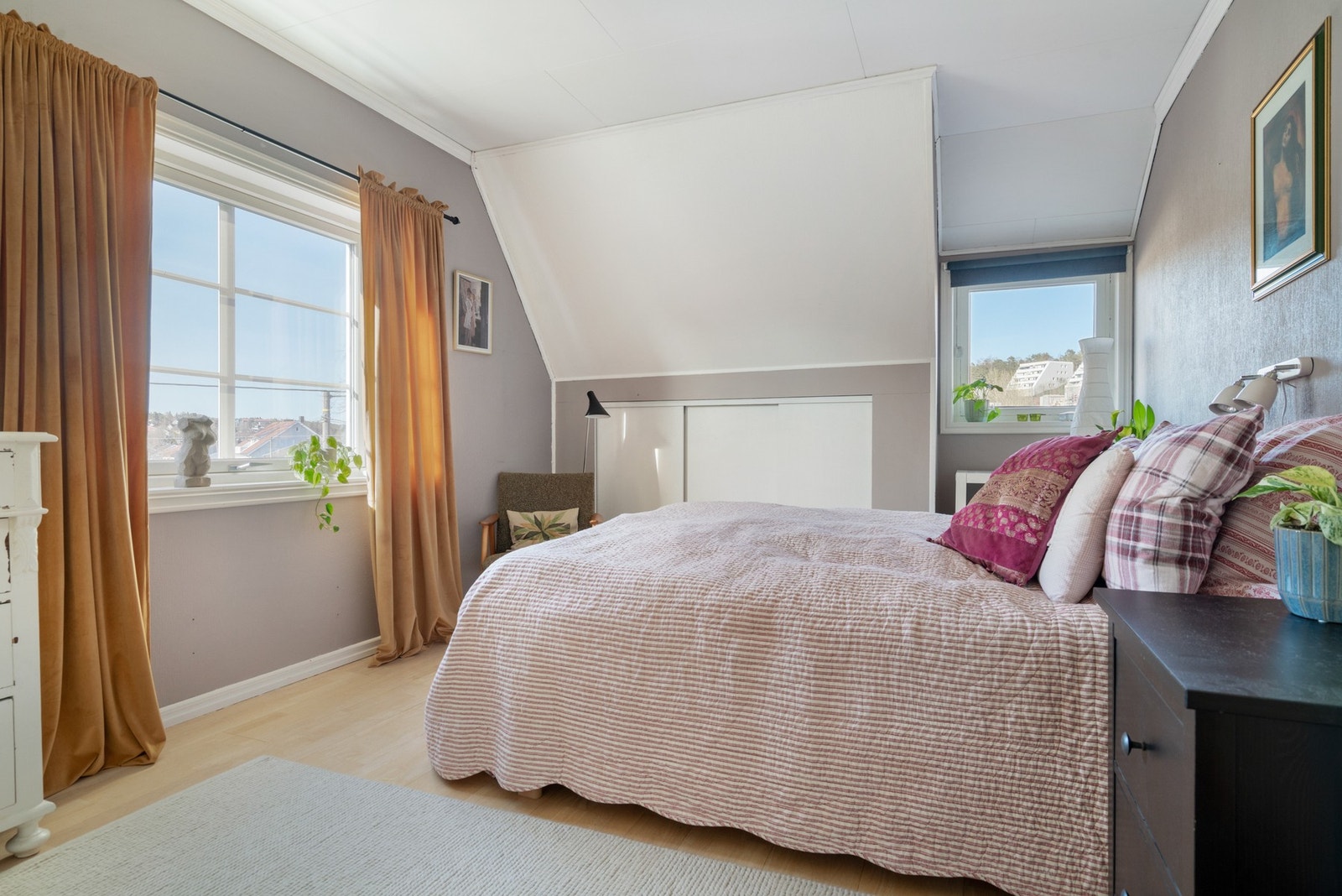 Begge soverommene i 2.etg har god størrelse med garderobeplass i kneveggene og mye lysinnslipp. Galleribilde