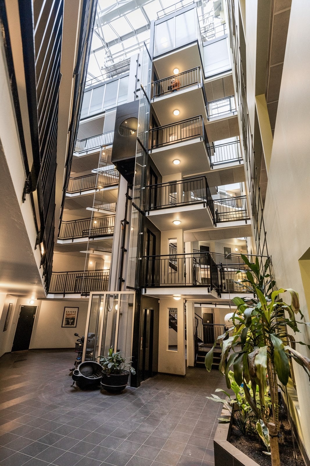 Det er heis i bygget, noe som er svært praktisk når man bor i 6. etasje! Galleribilde