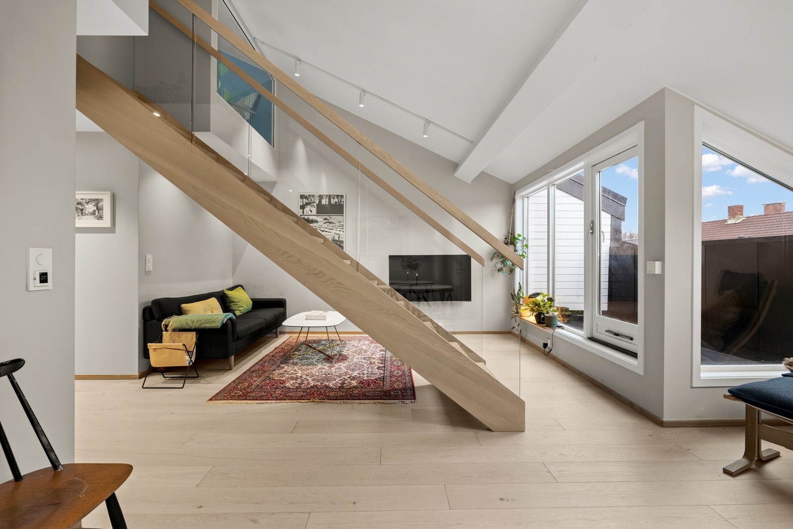 En gjennomført og påkostet loftsleilighet over to plan. Galleribilde