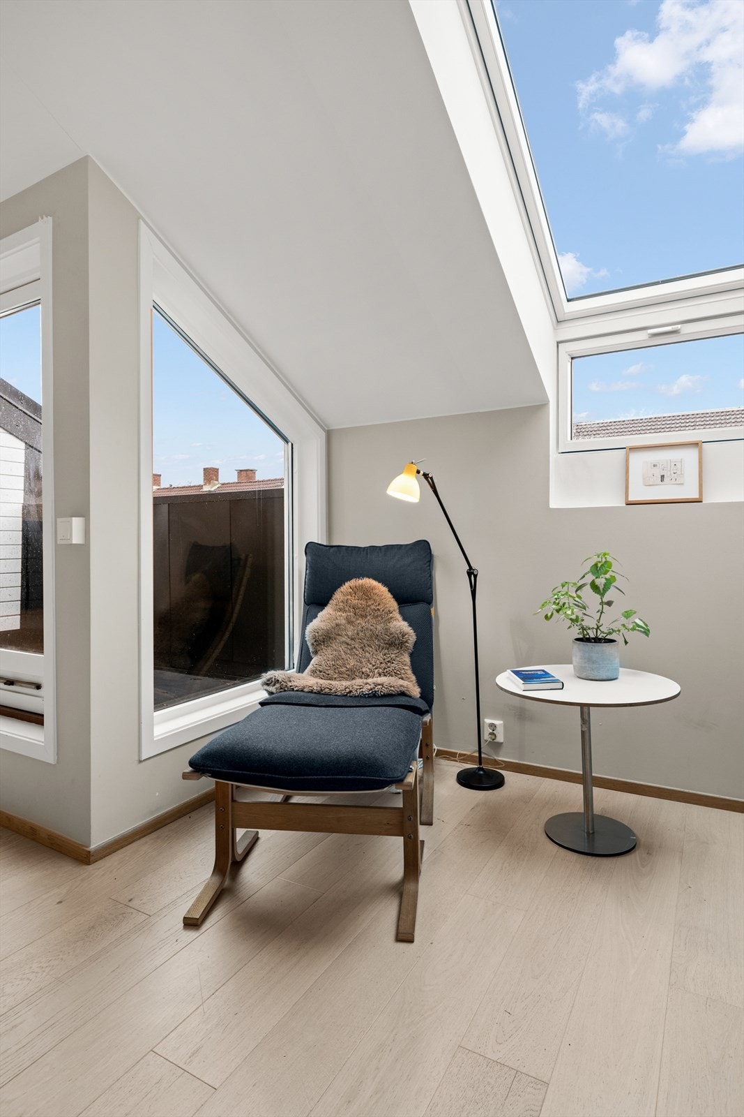 Leiligheten har godt lysinnslipp fra store vindusflater på både vegger og tak. Galleribilde