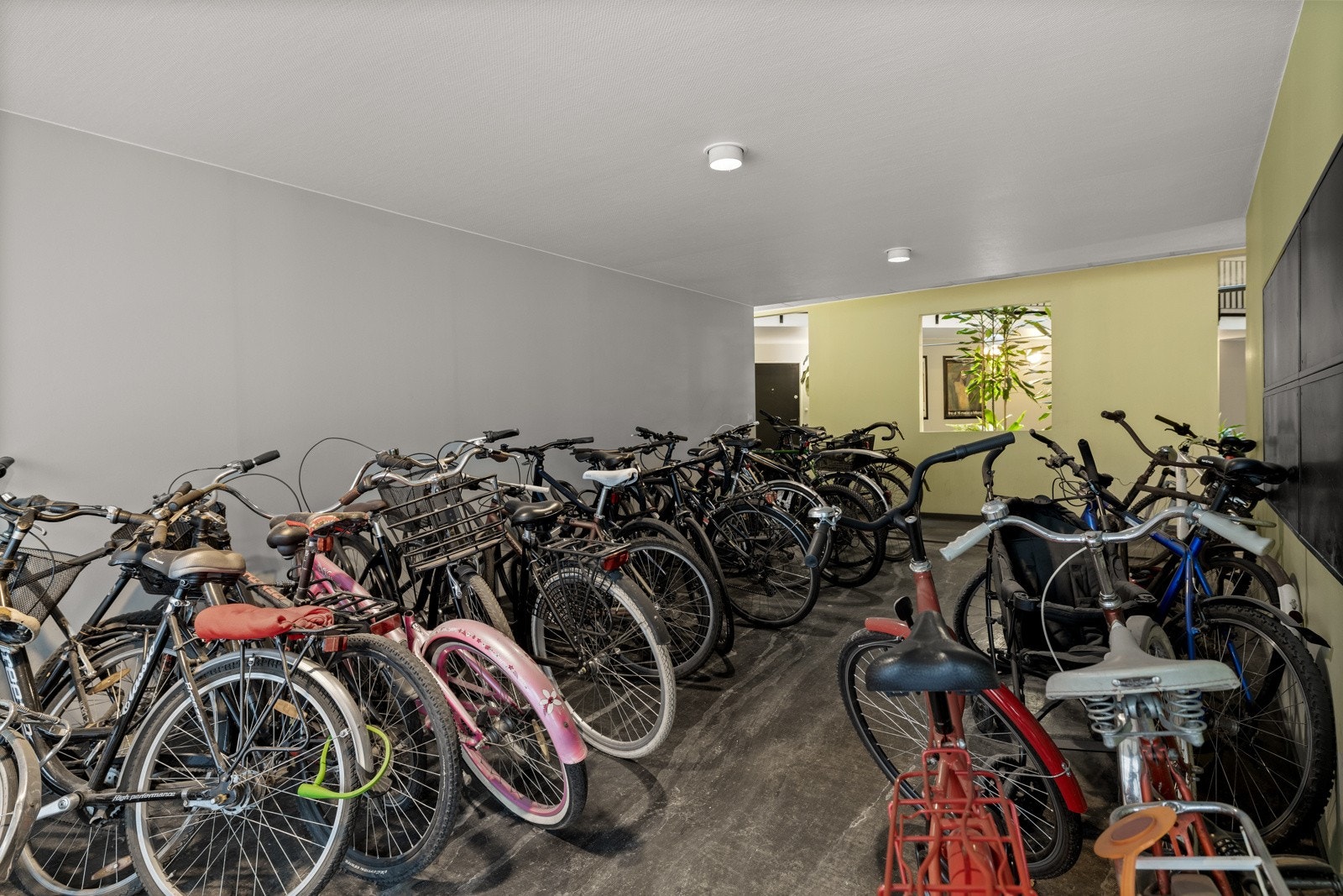 Felles innendørs sykkelparkering. Galleribilde