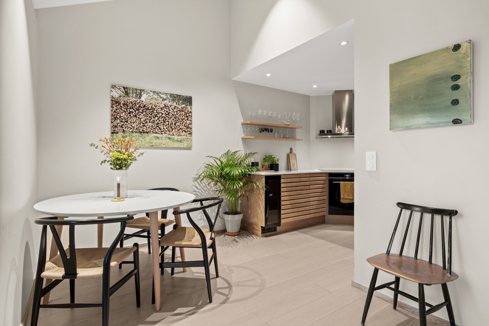 Kjøkkenet er praktisk plassert, adskilt fra stuen - likevel en del av et fantastisk allrom! Galleribilde
