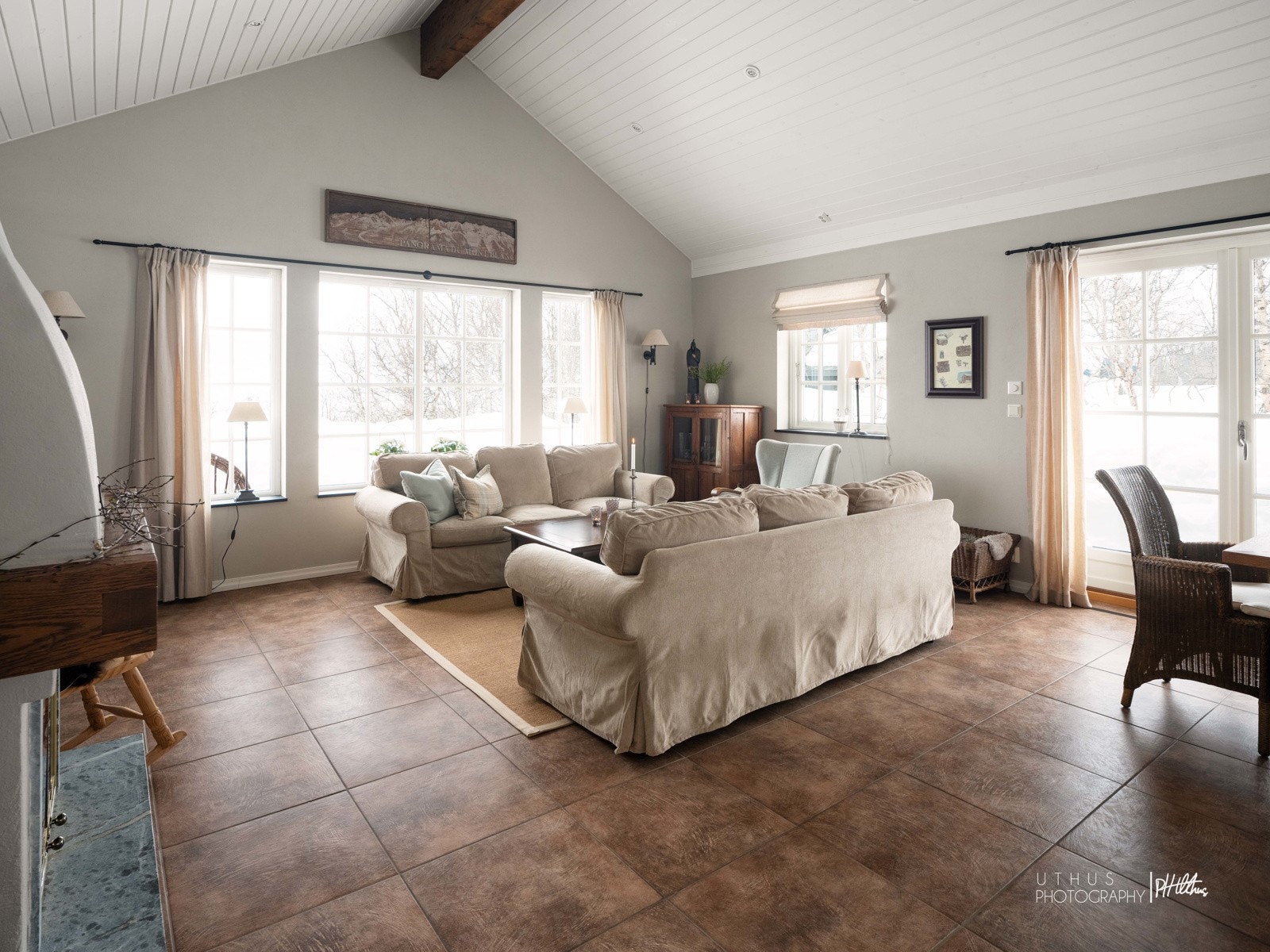 Store vinduer og godt med lysinnslipp i allrommet Galleribilde