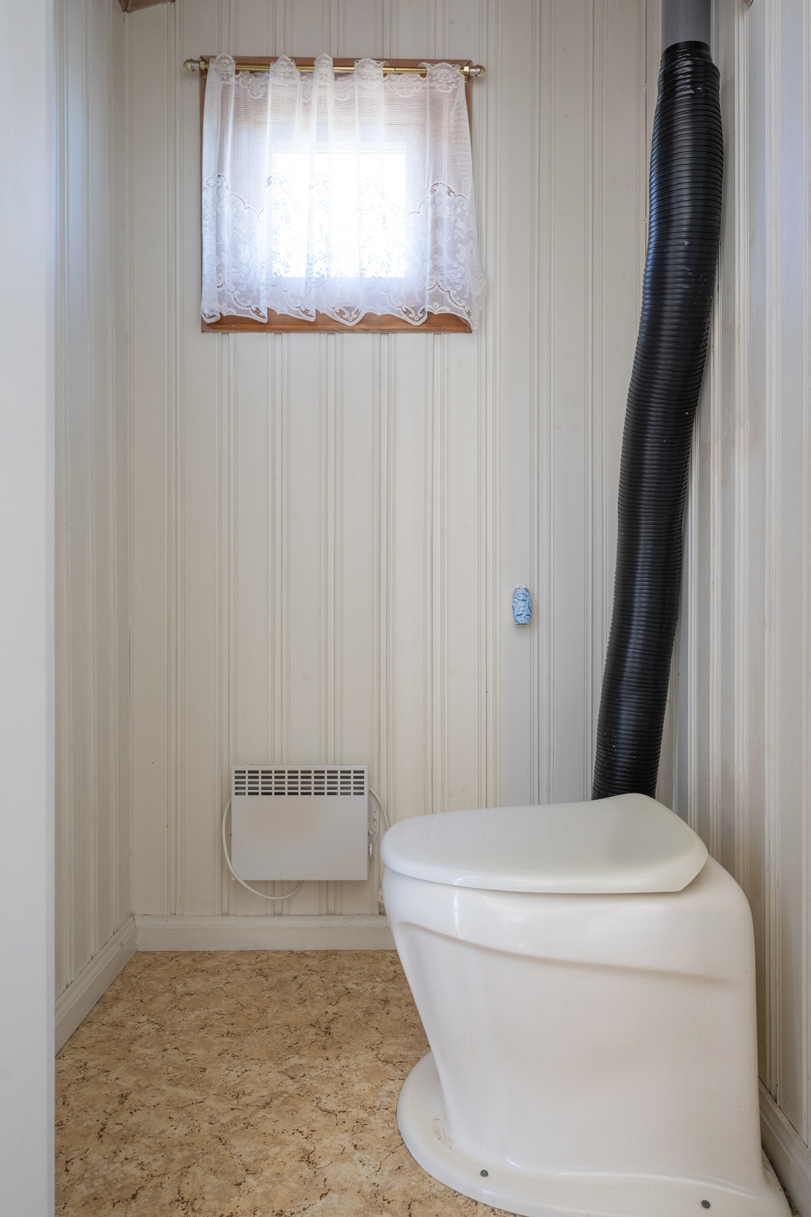 Toalettrom med snurredass Galleribilde