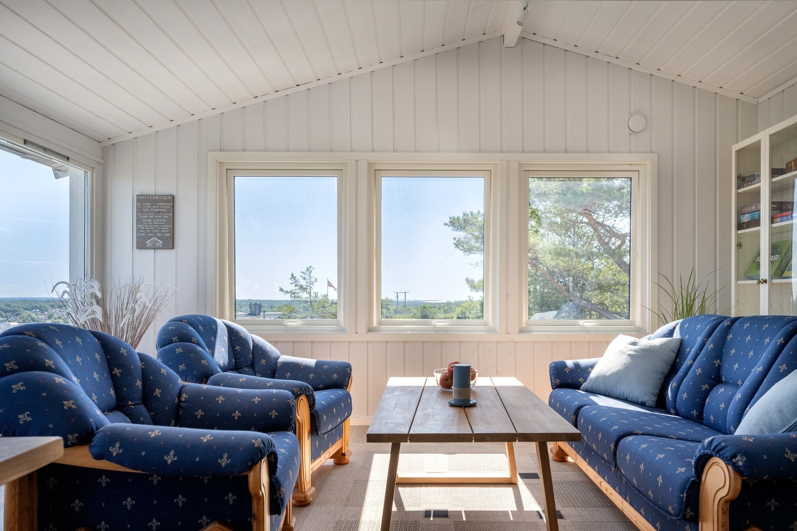 Romslig stue med en lang rekke av vinduer gir godt lys og flotte utsiktsforhold Galleribilde