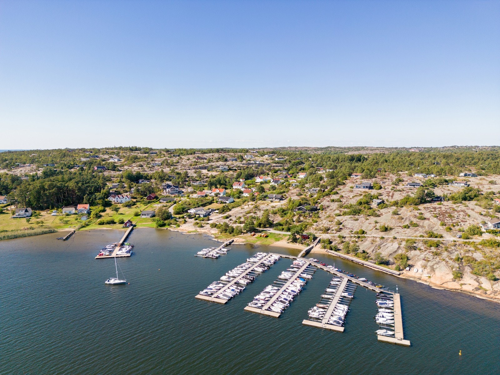Bryggeanlegg med båtplass på Basto Galleribilde