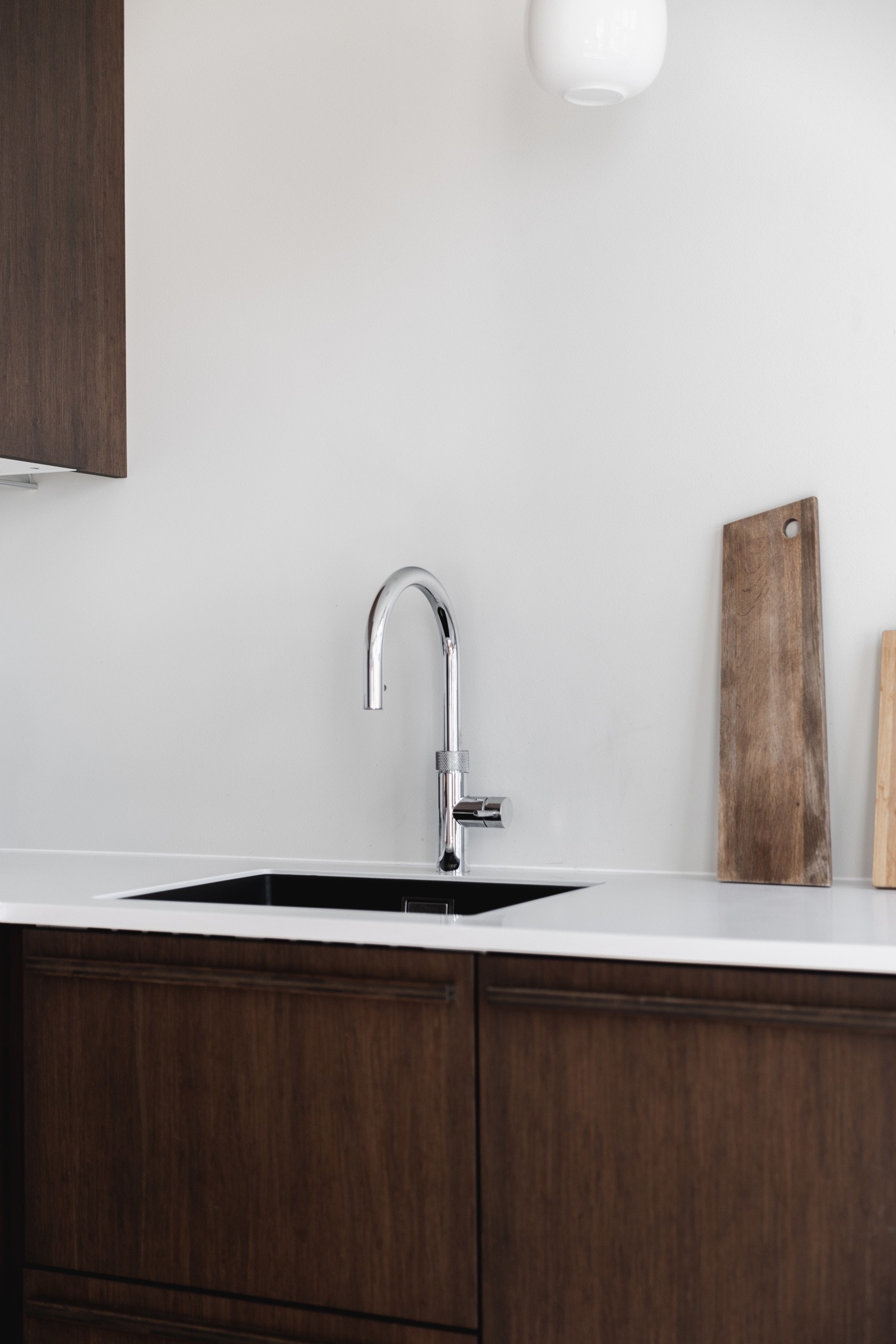Benkeplate av slitesterkt Corian med underlimt oppvaskkum. Galleribilde