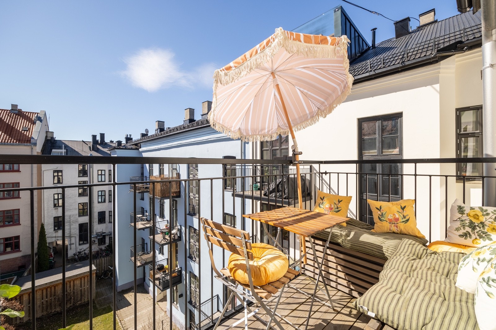 Moderne arkitekttegnet 3-roms i en klassisk bygård med solrik sydvestvendt balkong. Galleribilde
