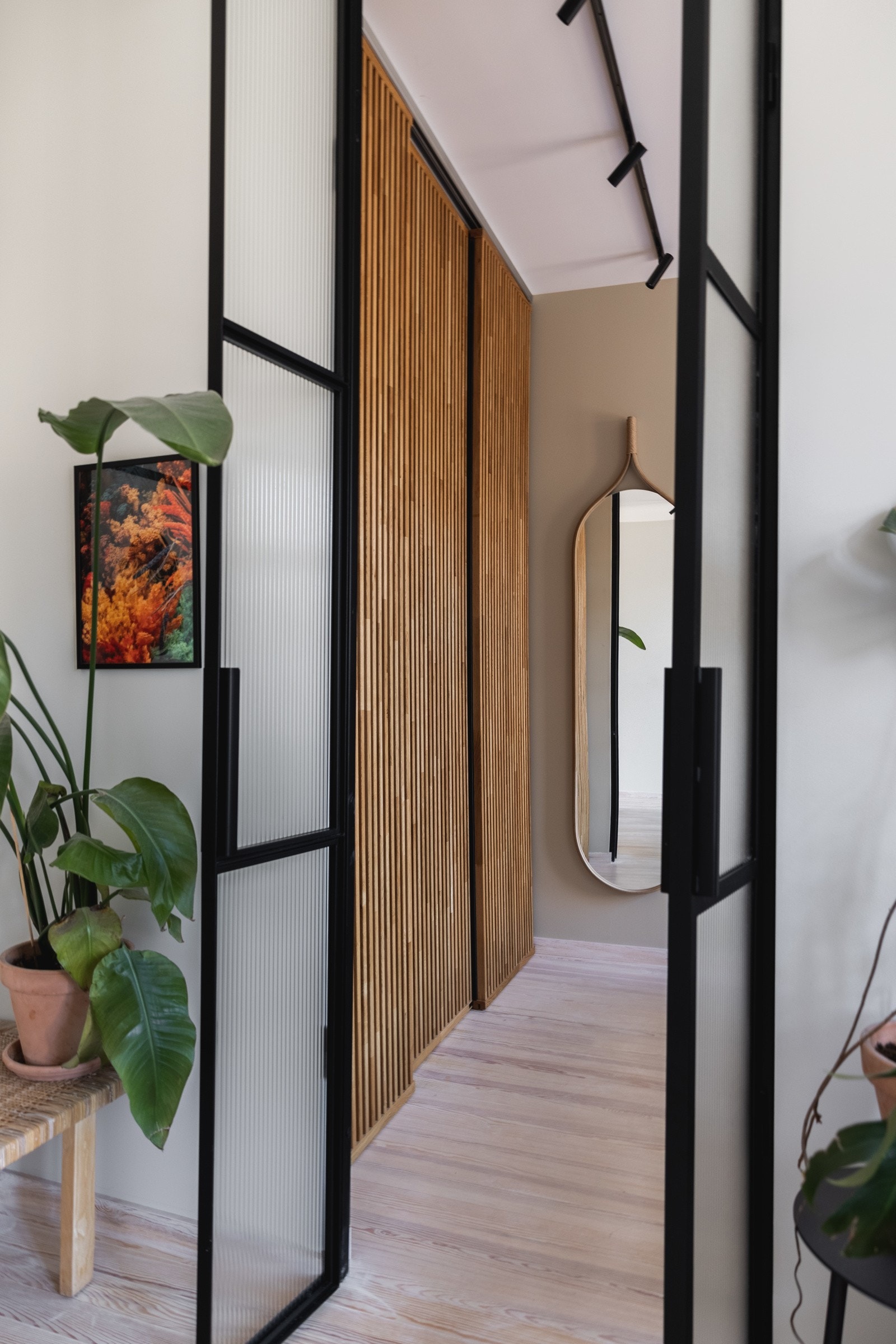 Spesialtilpassede smijerns dører med glassfelt. Galleribilde