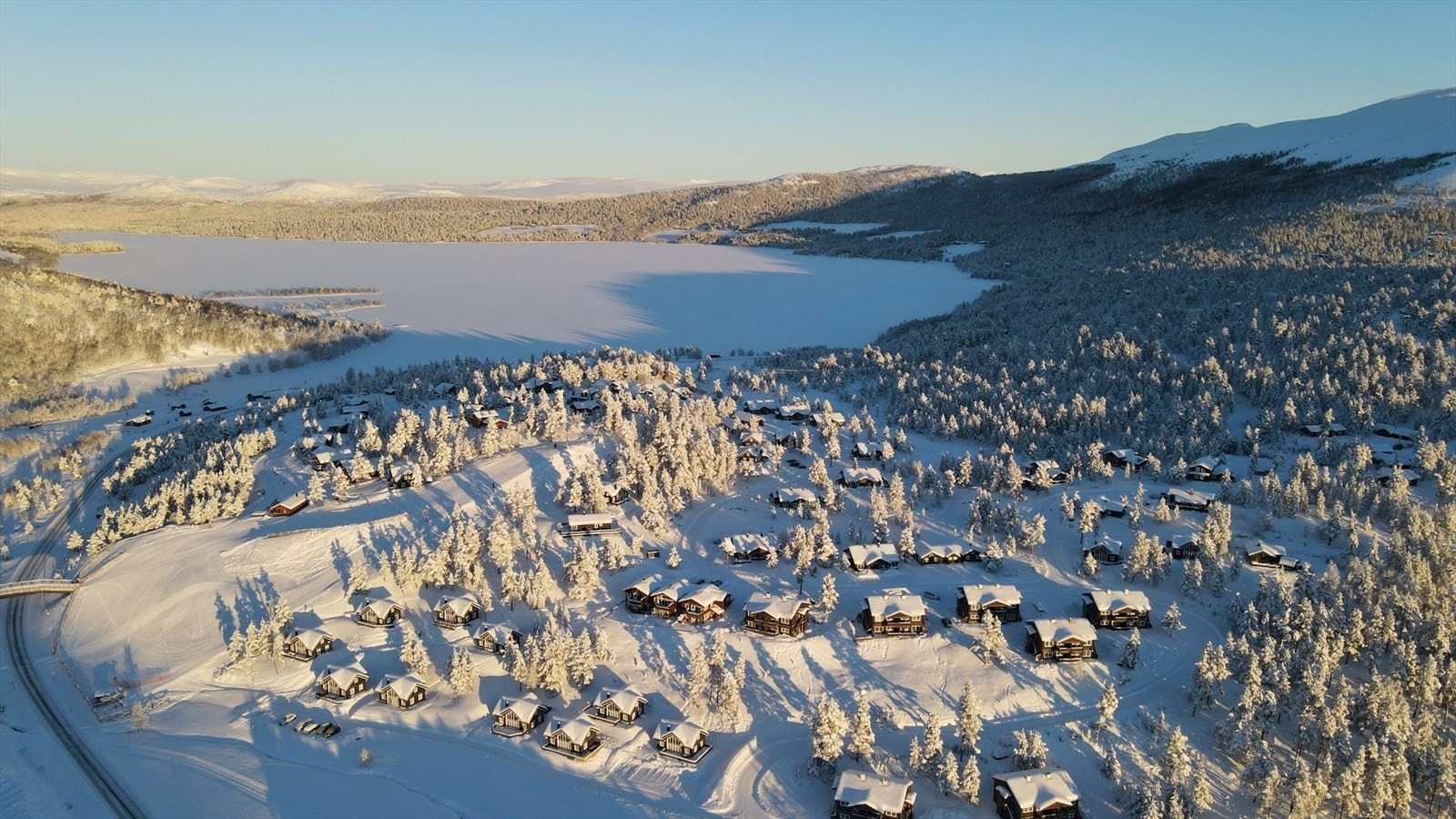 Ligger veldig fint til med fantastisk utsikt over fjellheimen og gode solforhold. Galleribilde