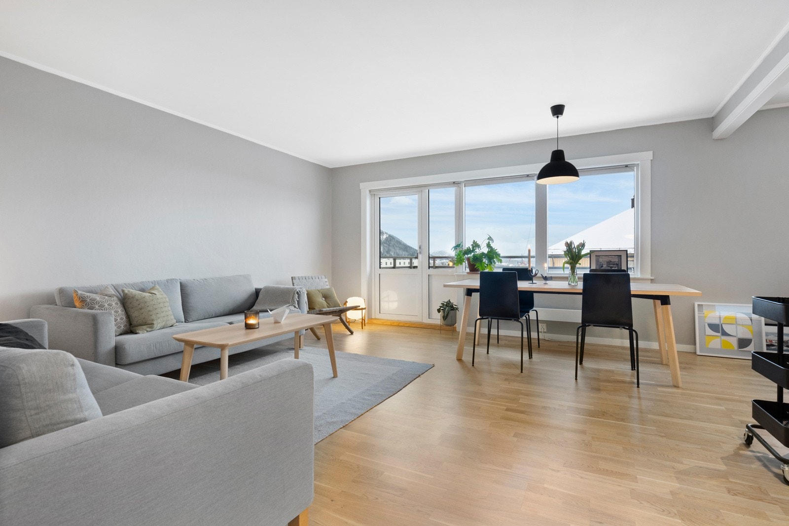 Boligen holder en stilren standard og nyter vanvittig gode sol og utsiktsforhold. Kanskje borettslagets beste? Kom på visning og bedøm selv. Galleribilde