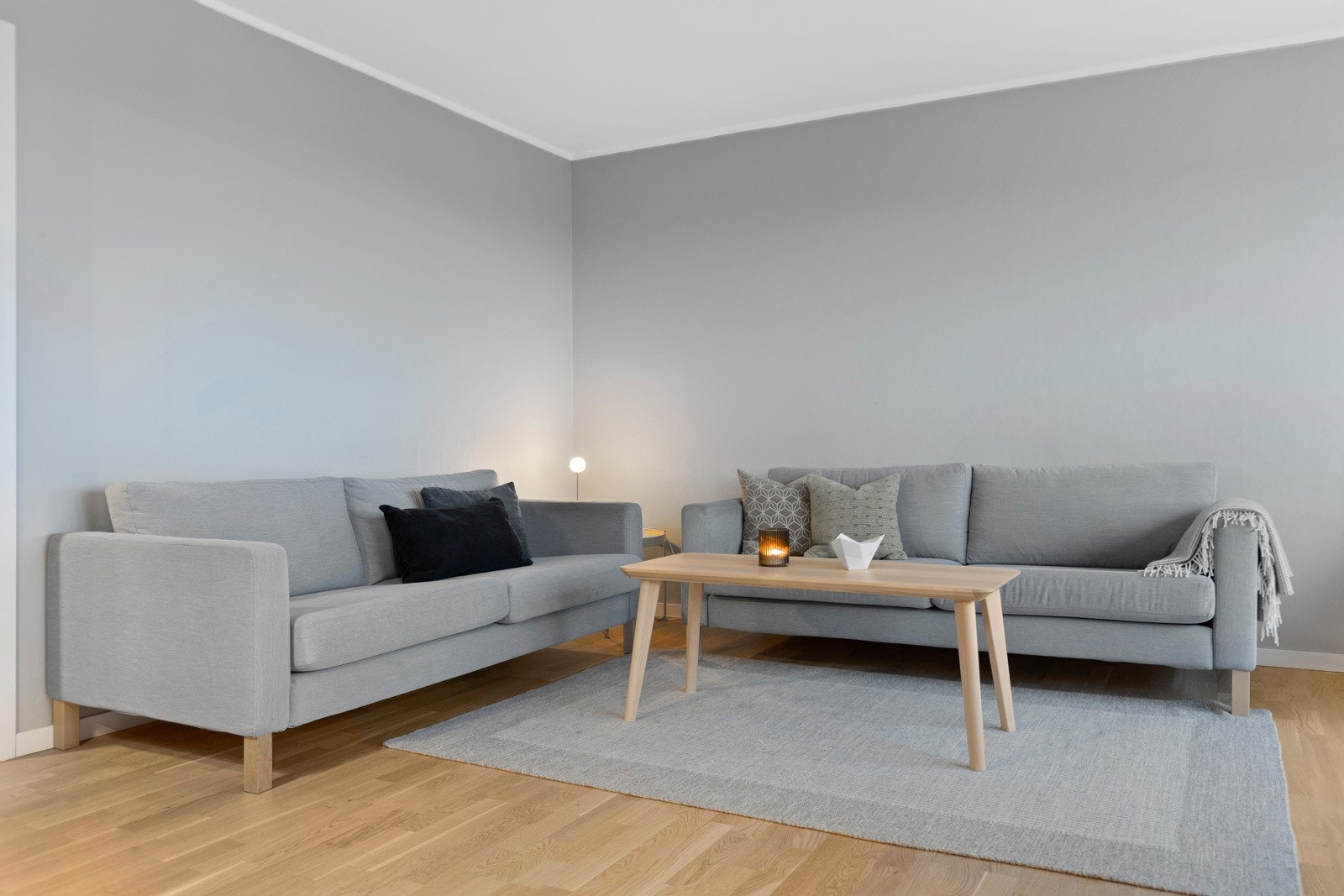 Gulvet er i moderne 3-stavs eike parkett og veggene er slette. Galleribilde