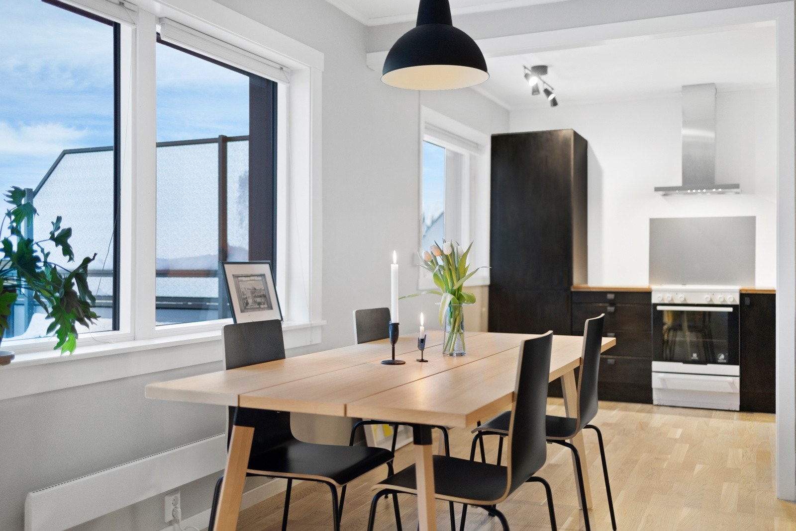 Fra spisestuen kan man holde den gode samtalen, og la øynene hvile på den flotte utsikten. La oss ta turen ut på balkongen. Galleribilde