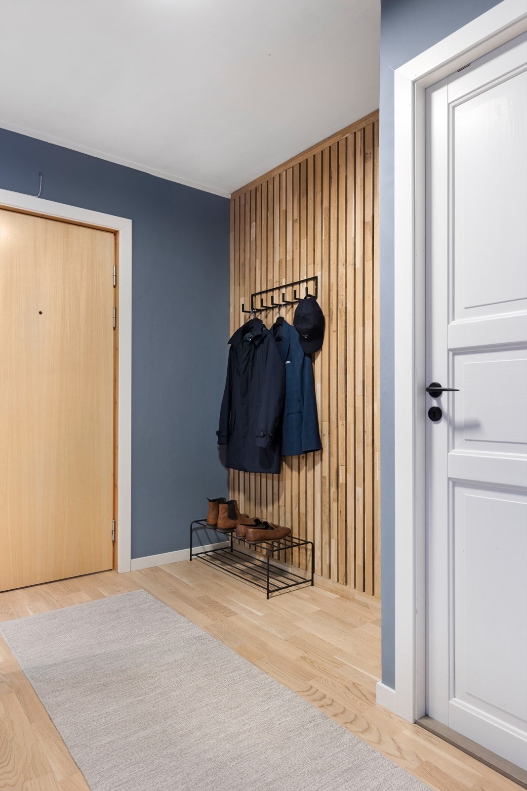 Fra første møte med boligen kjenner man den moderne og oppussede standarden. Galleribilde