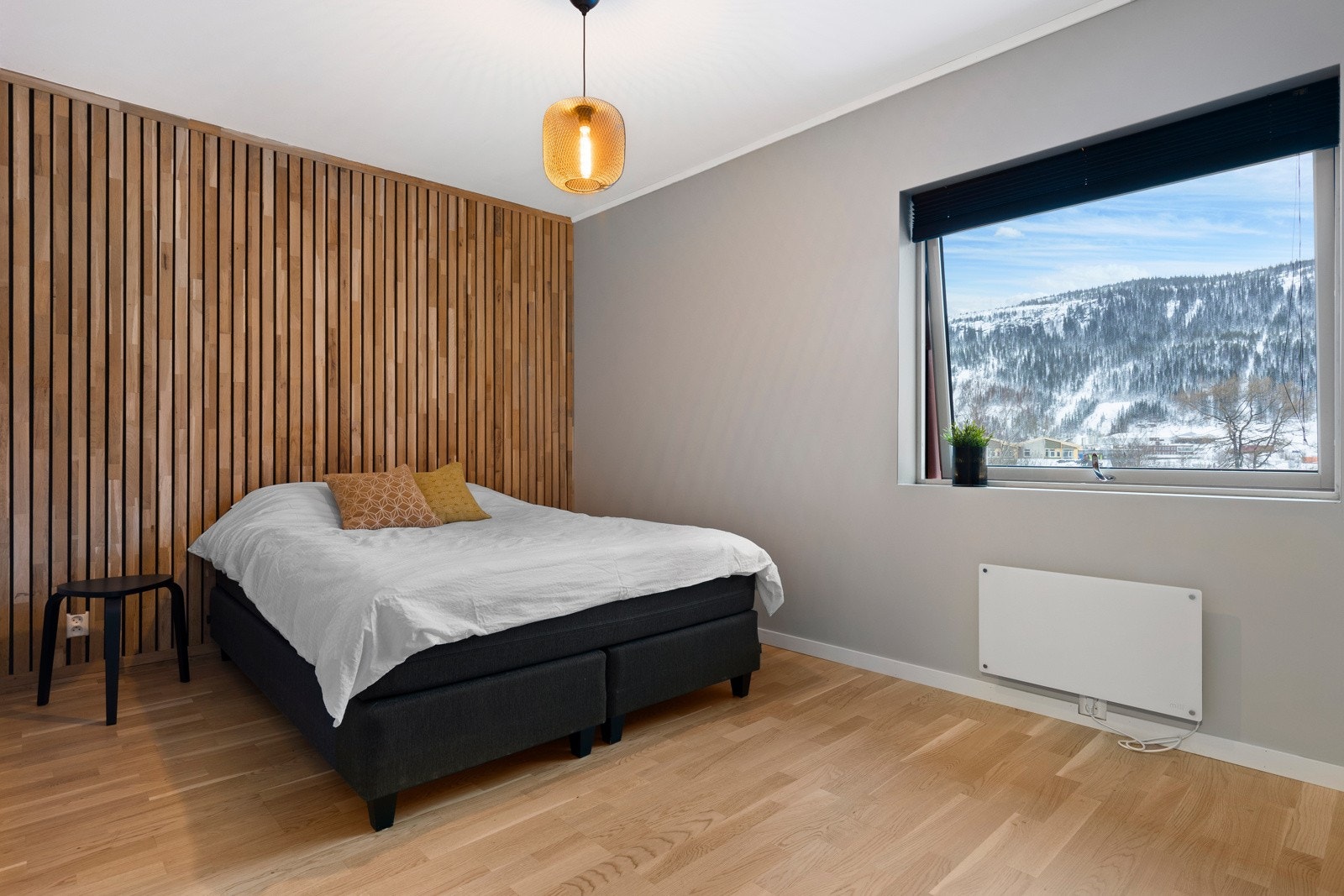 Leiligheten har i alt 2 soverom. Dette er det største og fungerer som master bedroom. Sjekk den kule spileveggen. Galleribilde