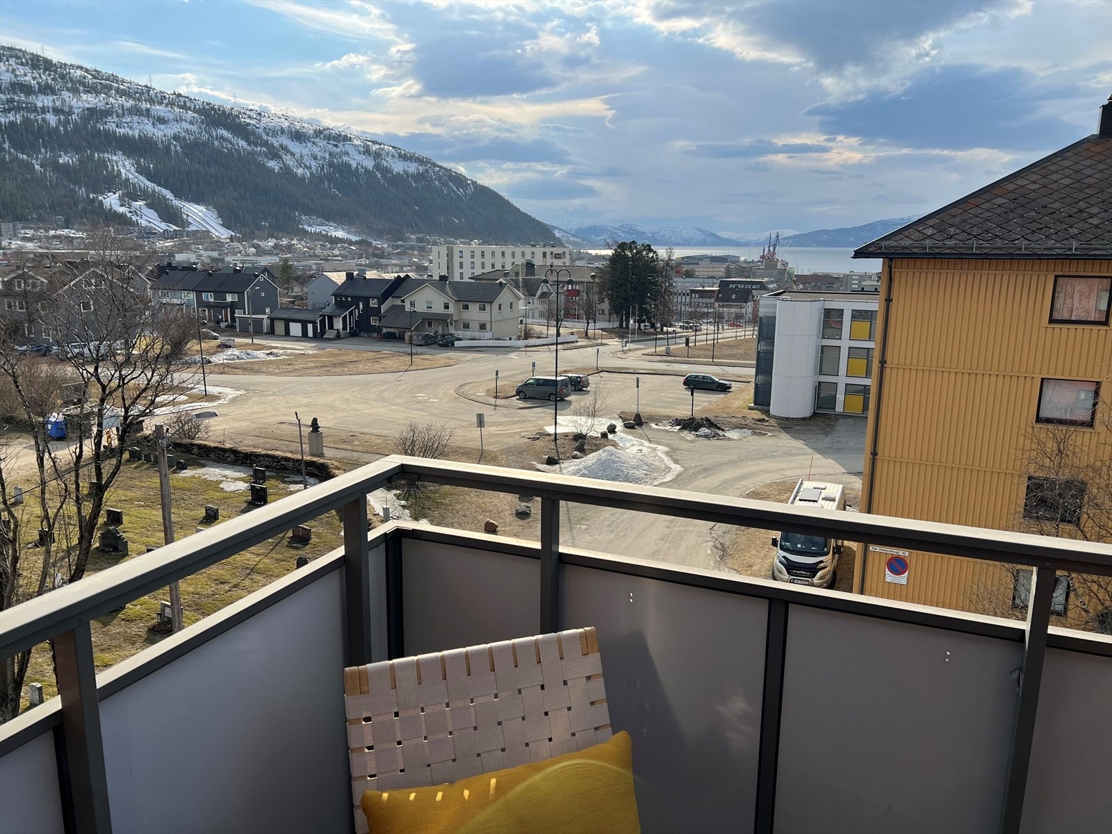 Sjekk den utsikten! Her snakker vi skikkelig fjordutsikt. Man har solen hele dagen, og langt utover kvelden. Galleribilde