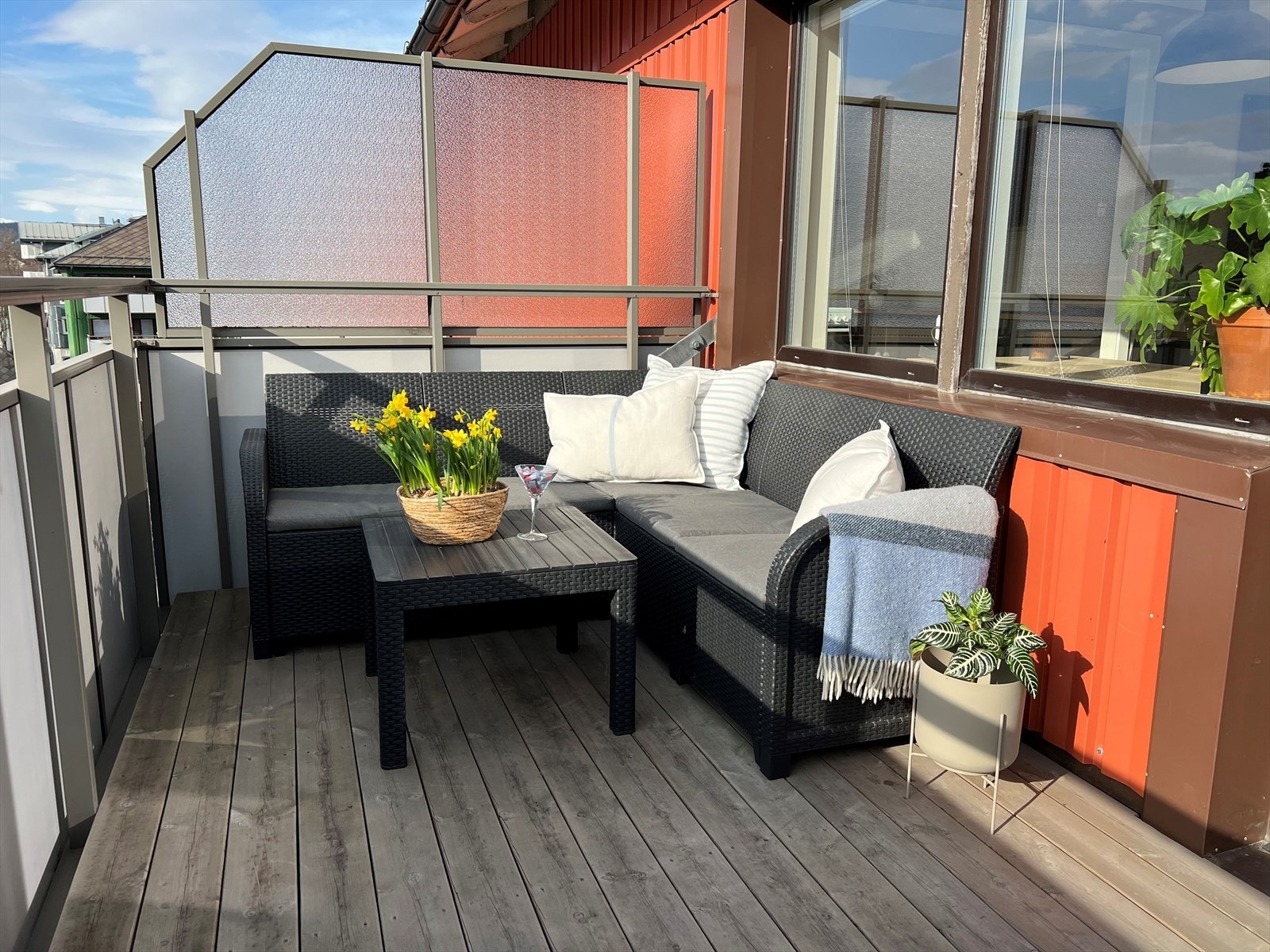 Balkongen måler ca. 8 m² og har god plass til utemøblement. Galleribilde
