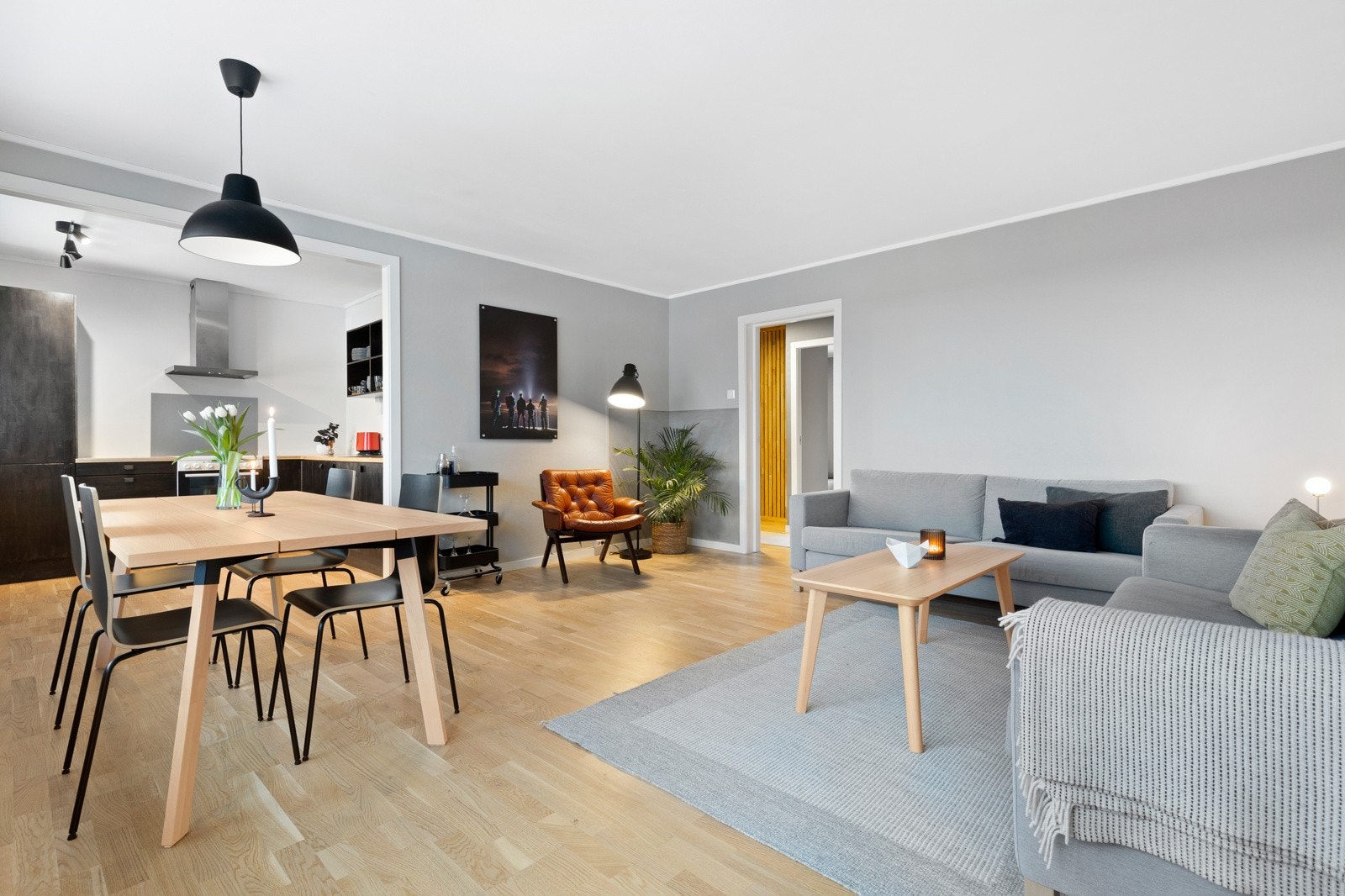 Vi har beveget oss videre til stuen. Her er det god plass til ønsket møblement og vegger er holdt i moderne farge paletter. Galleribilde