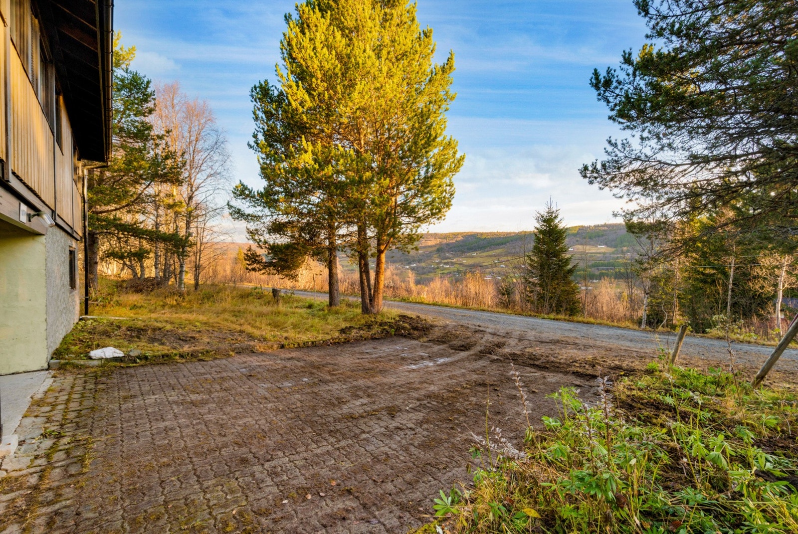 Det er lagt stein i innkjørsel. Galleribilde