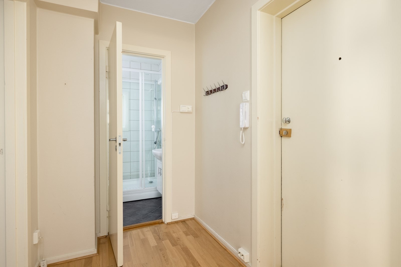 Velkommen inn. Fra gangen er det adkomst til badet. Galleribilde
