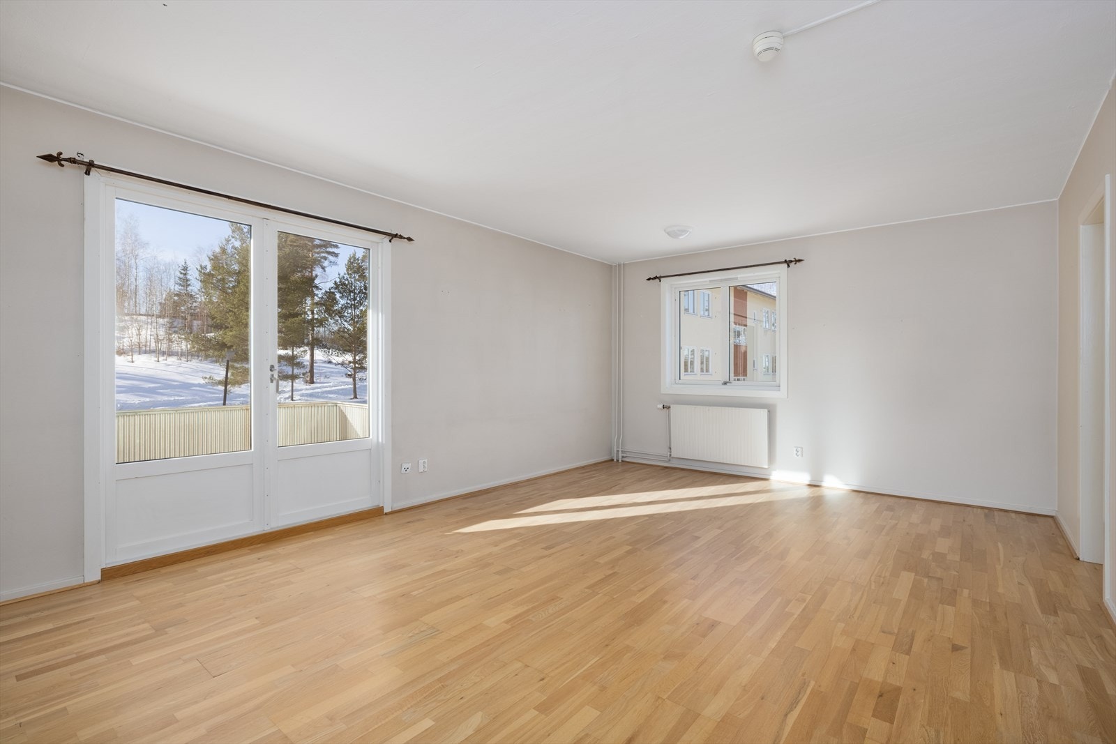 Lys, koselig stue med god plass til sofakrok og spisestue. Galleribilde