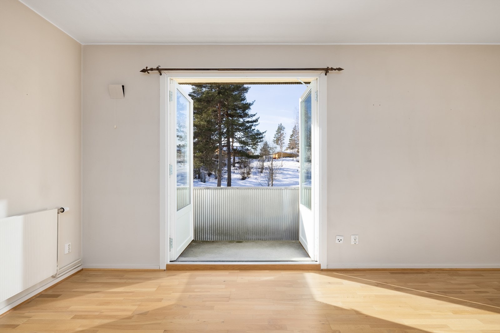 Leiligheten ligger i 2.etasje, og har en liten balkong. Galleribilde