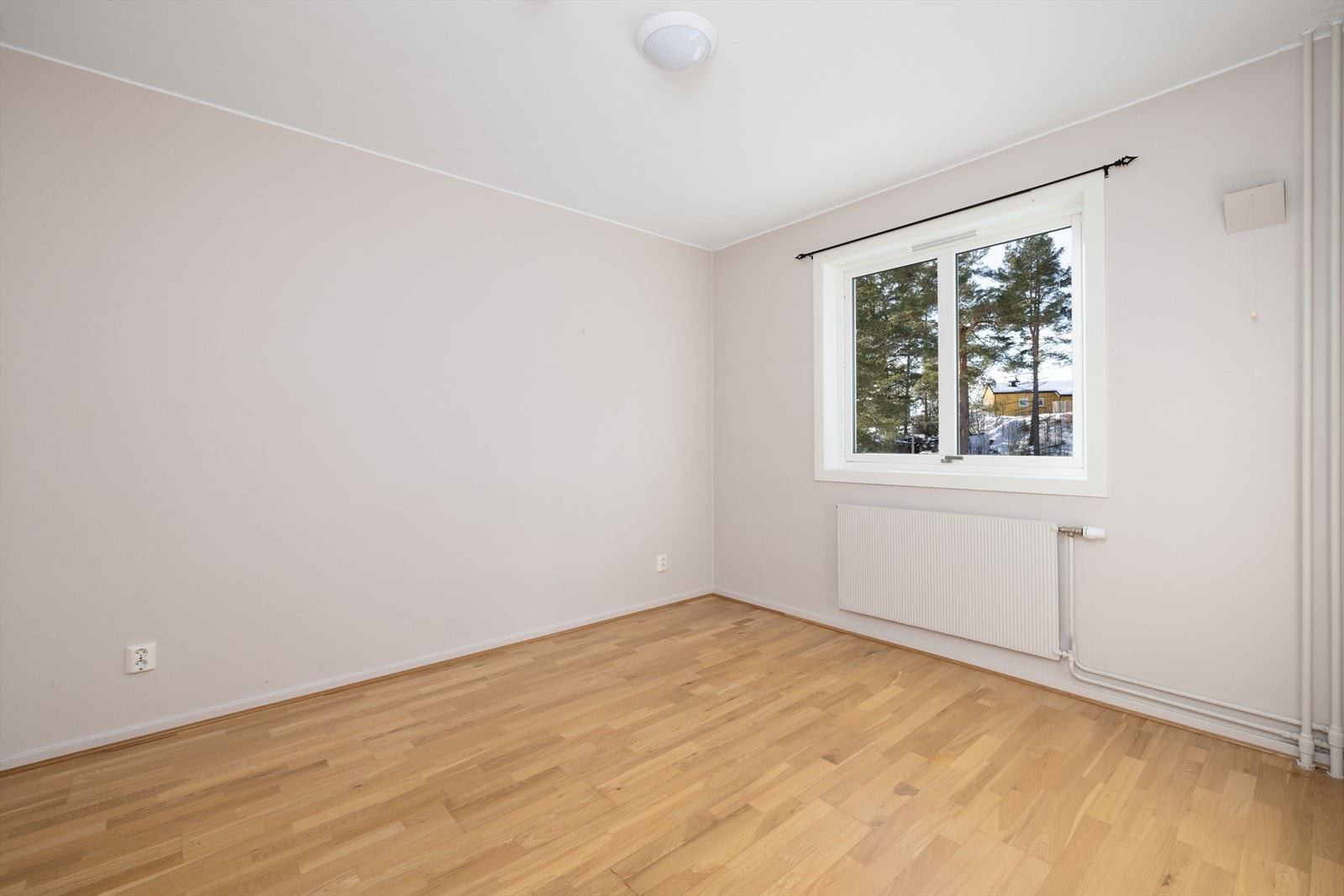 Leiligheten har to soverom, her fra hovedsoverommet. Galleribilde